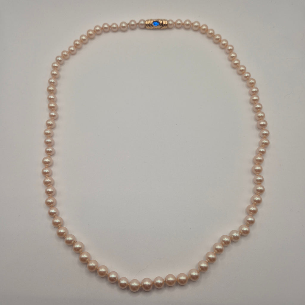 Elegante Modeschmuck-Perlenkette mit Saphir-Blauem Akzent