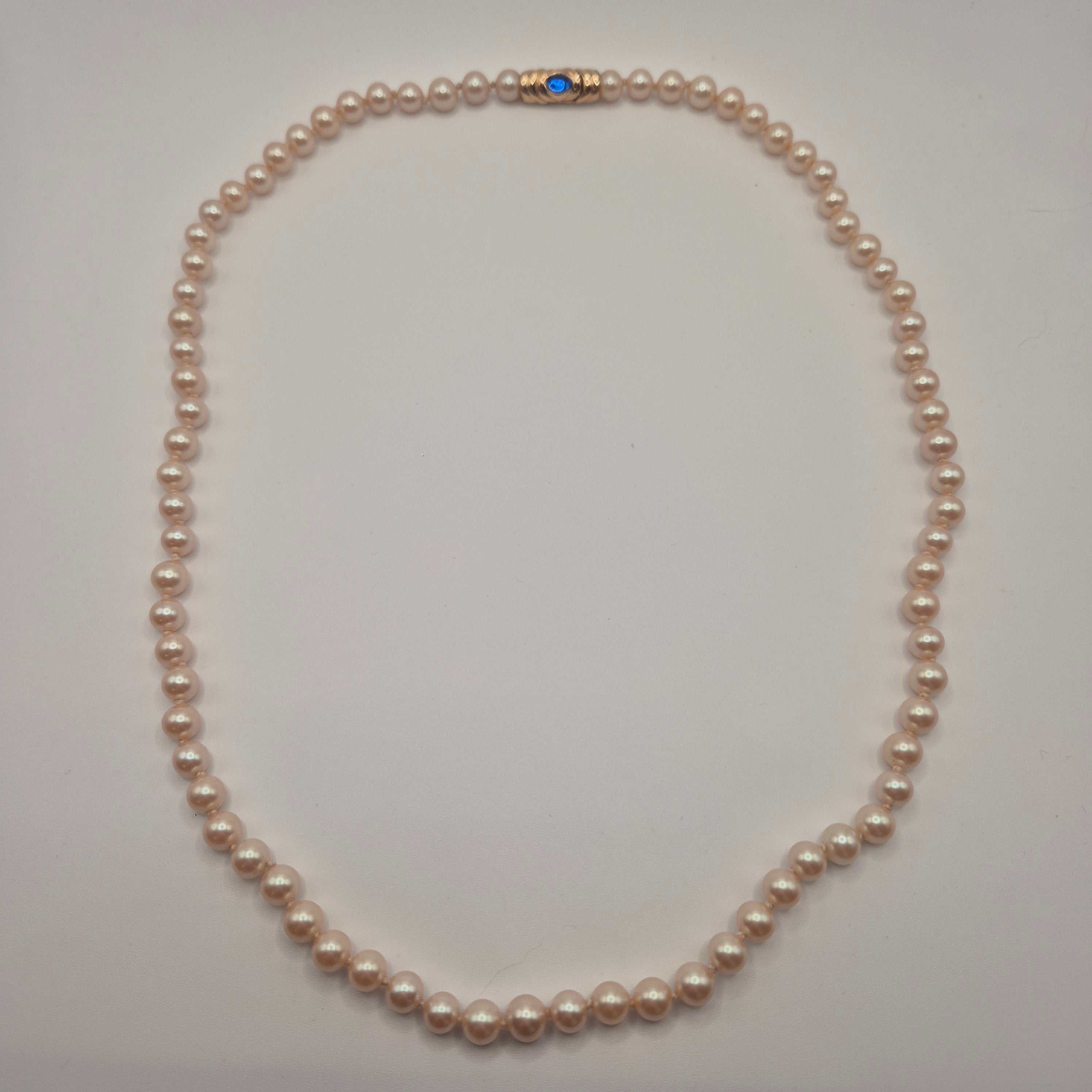 Elegante Modeschmuck-Perlenkette mit Saphir-Blauem Akzent