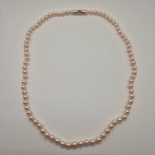 Elegante Modeschmuck-Perlenkette mit Saphir-Blauem Akzent