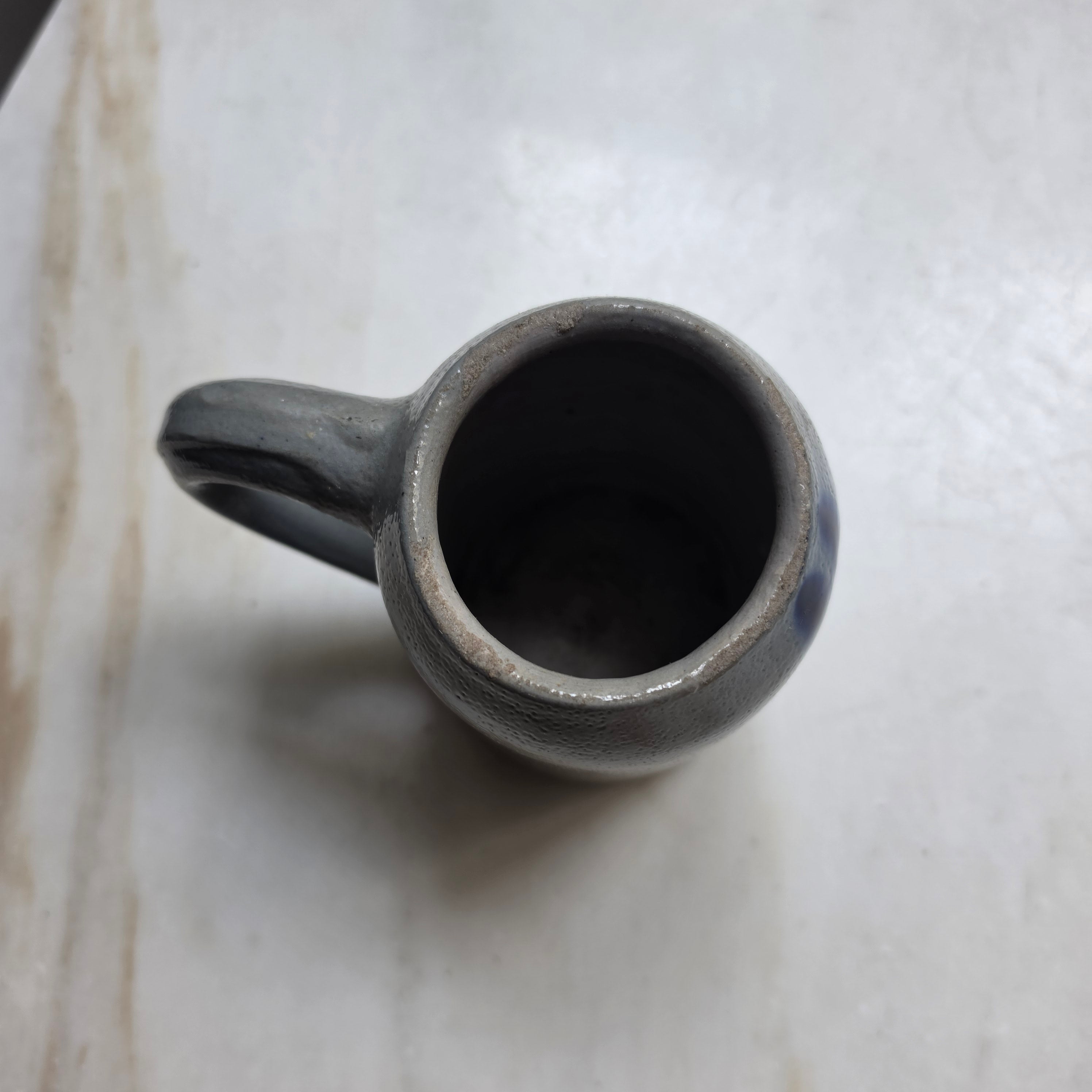 Vintage Steingut-Tasse in Grau mit blauer Handbemalung