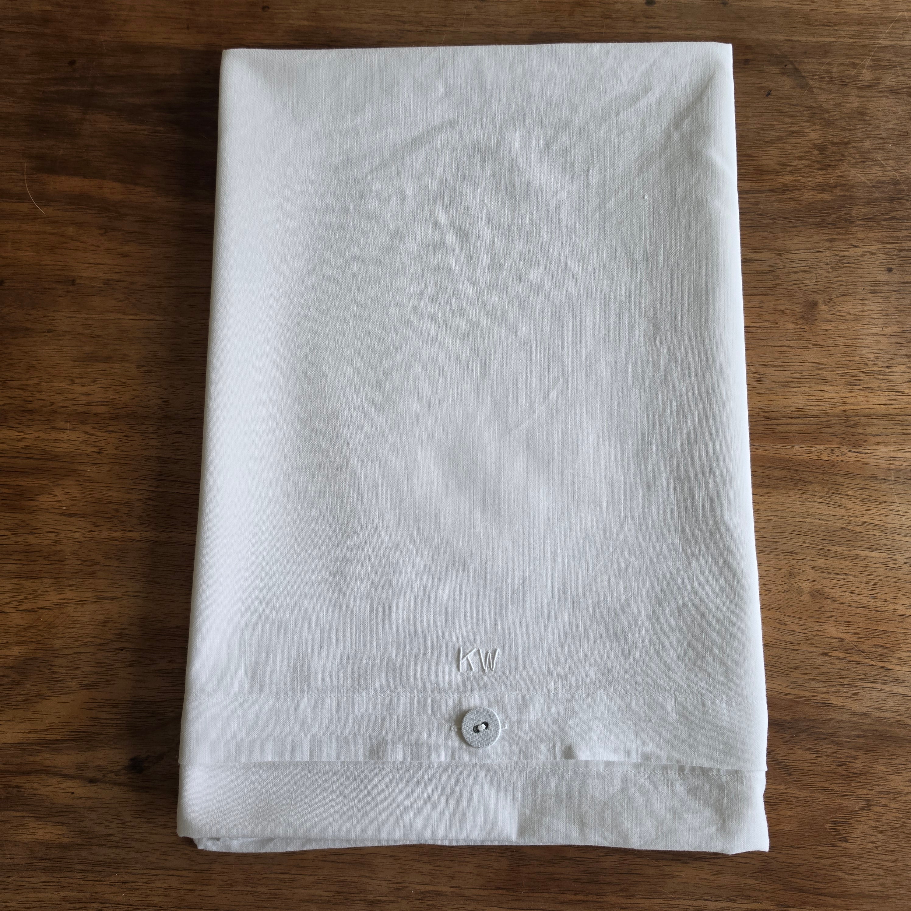 Klassischer Vintage Kissenbezug aus Leinen / Baumwolle mit Monogramm „KW“ & Stoffknöpfen - 80x75cm