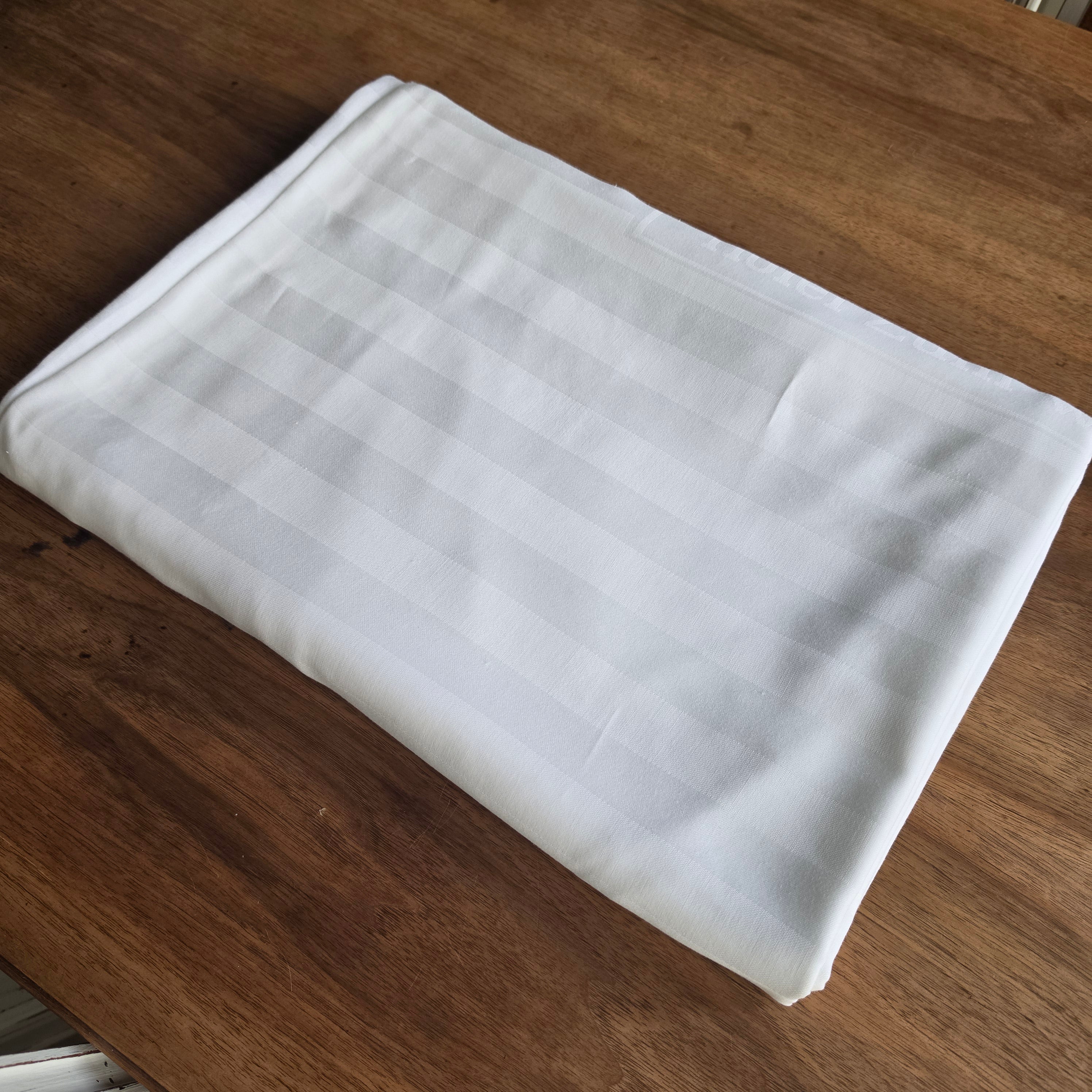 Vintage Damast-Bettbezug „Hotel Zum weißen Roß“ – Edle Hotelwäsche mit Geschichte - 135x195cm