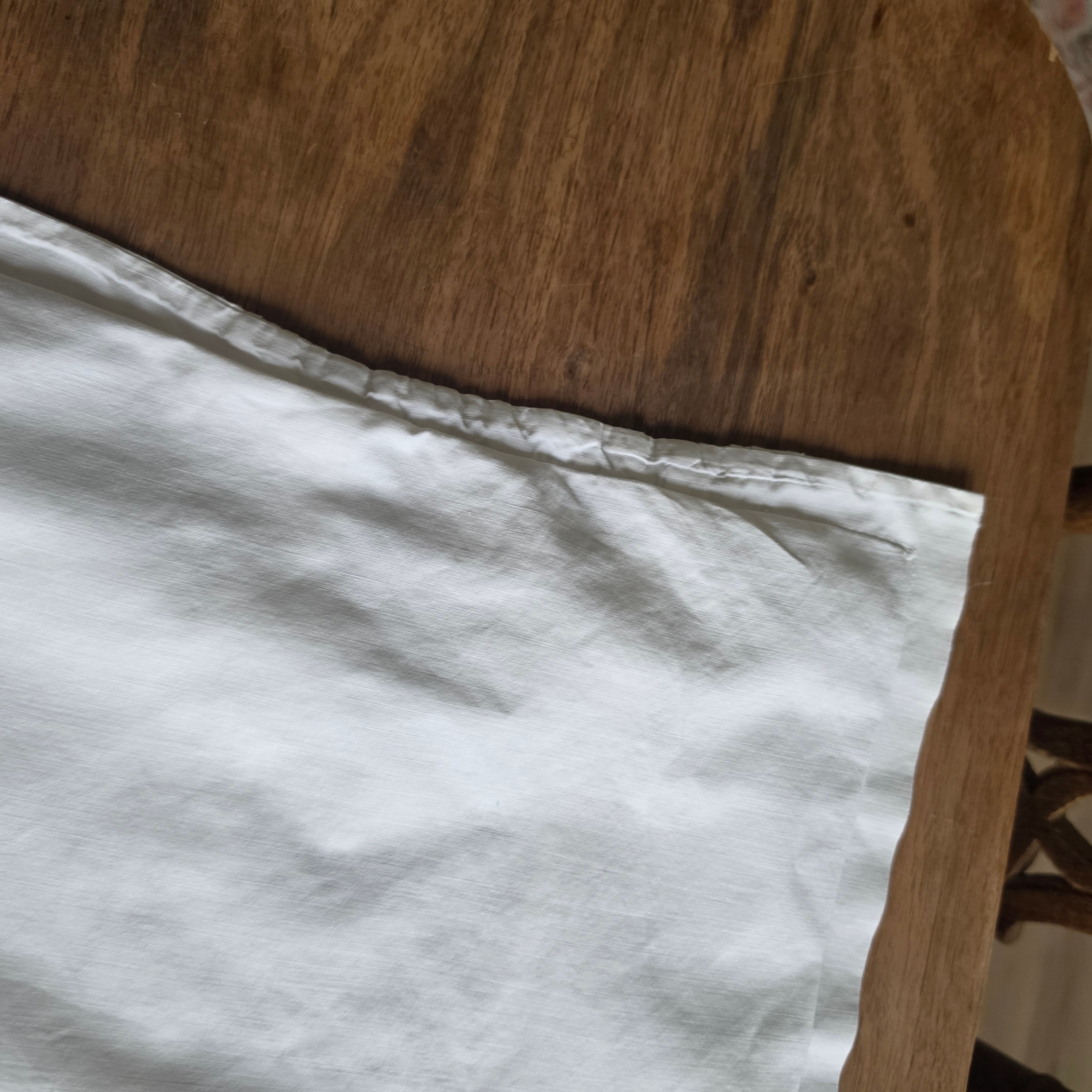 Baumwolle Upcycling-Potenzial pur: Shabby Chic Kissenhülle mit Häkelspitze - 65x75cm