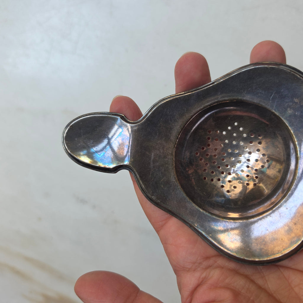Edles Vintage-Teesieb aus versilbertem Metall – Klassisches Auflege-Teesieb mit feiner Patina