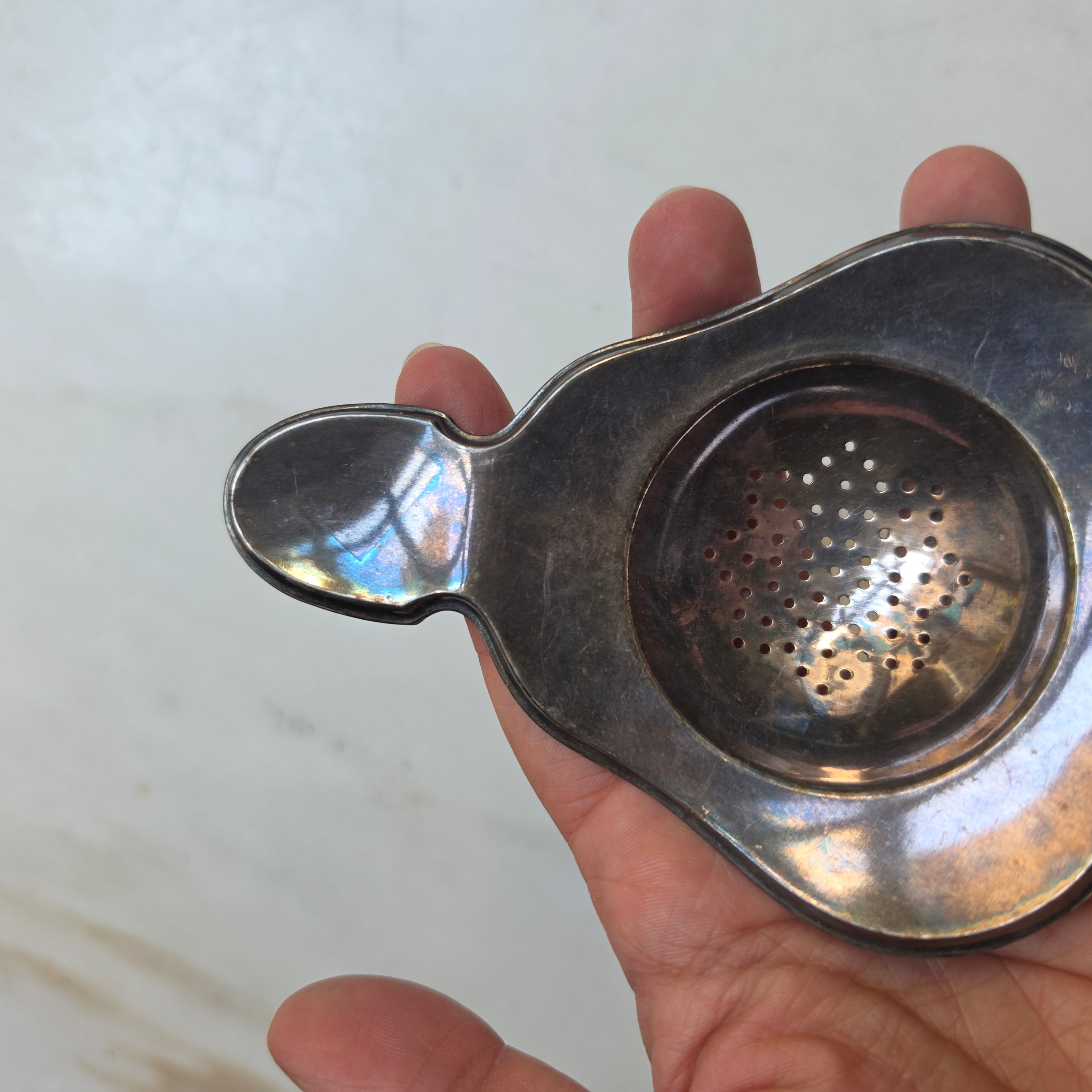 Edles Vintage-Teesieb aus versilbertem Metall – Klassisches Auflege-Teesieb mit feiner Patina