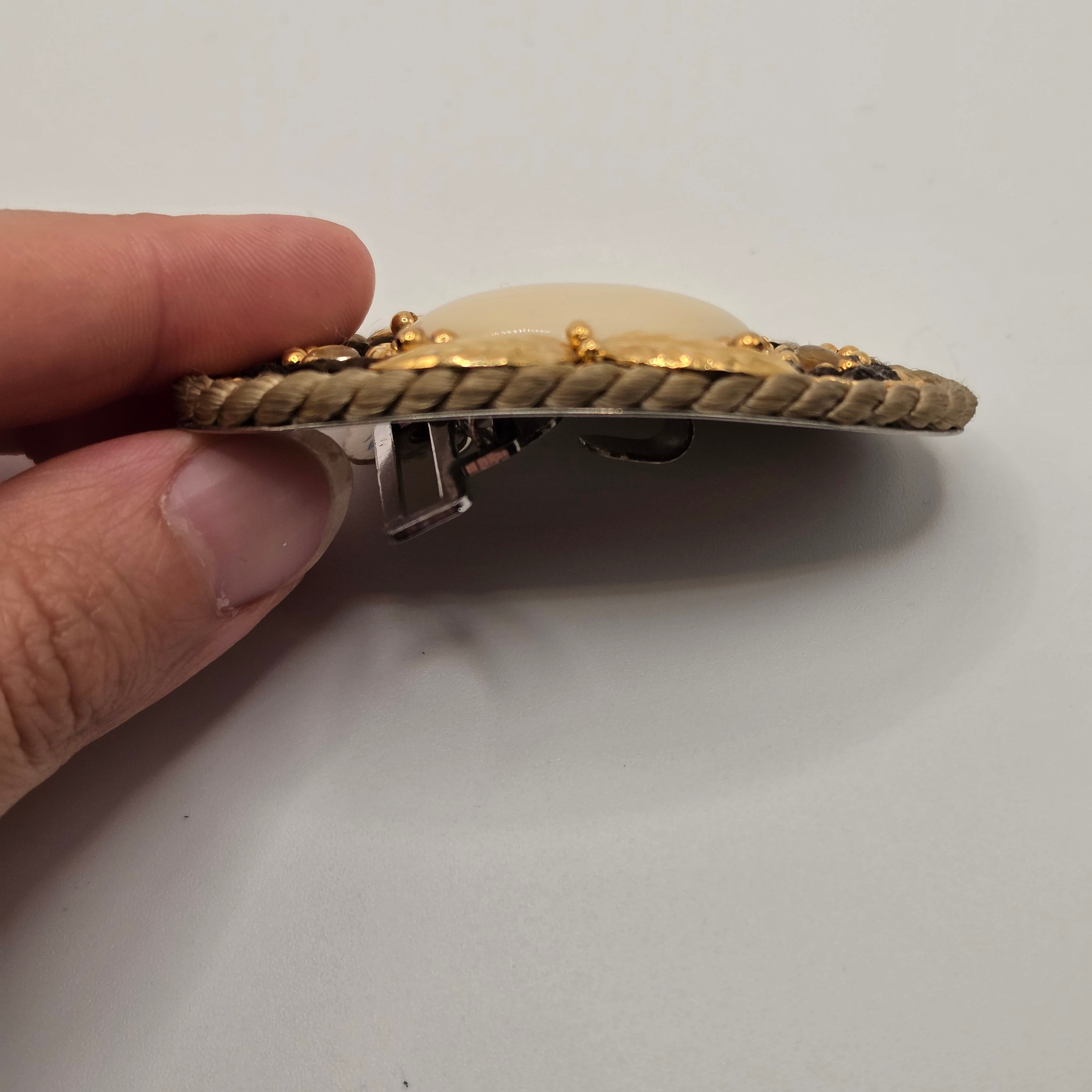 Vintage Schmuck-Gürtelschnalle – Ovale Taillengürtel-Schließe mit großem Cabochon, Kordel-Optik & Gold-Laub