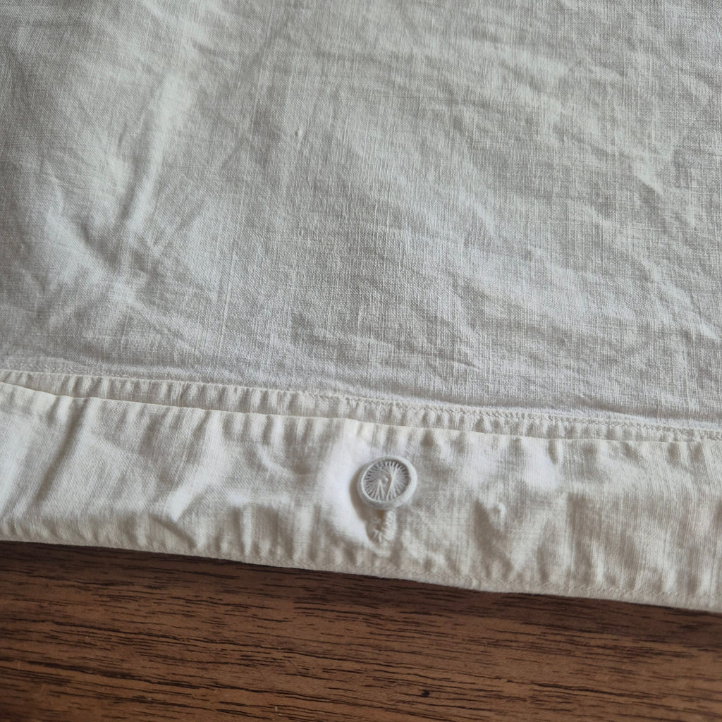 Stark vergilbter Kopfkissenbezug mit Monogram A.W. 75x70cm