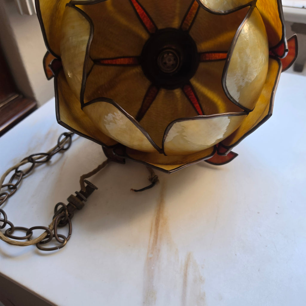 Vintage Tiffany-Stil Hängelampe Lotusblüte / Art Déco Pendelleuchte aus Buntglas & Messing
