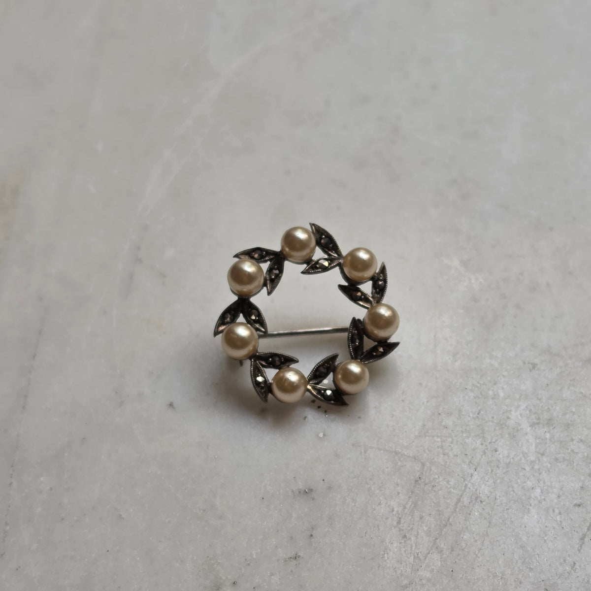 Vintage Silberbrosche (935er Silber) mit Perlen & Markasiten – Eleganter Kranz-Anstecker