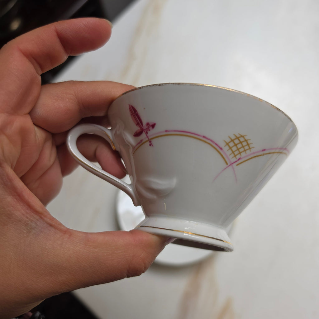 Vintage Porzellan-Tasse mit Untertasse – Beerenrosa & Golddekor - Mid-Century Elegant