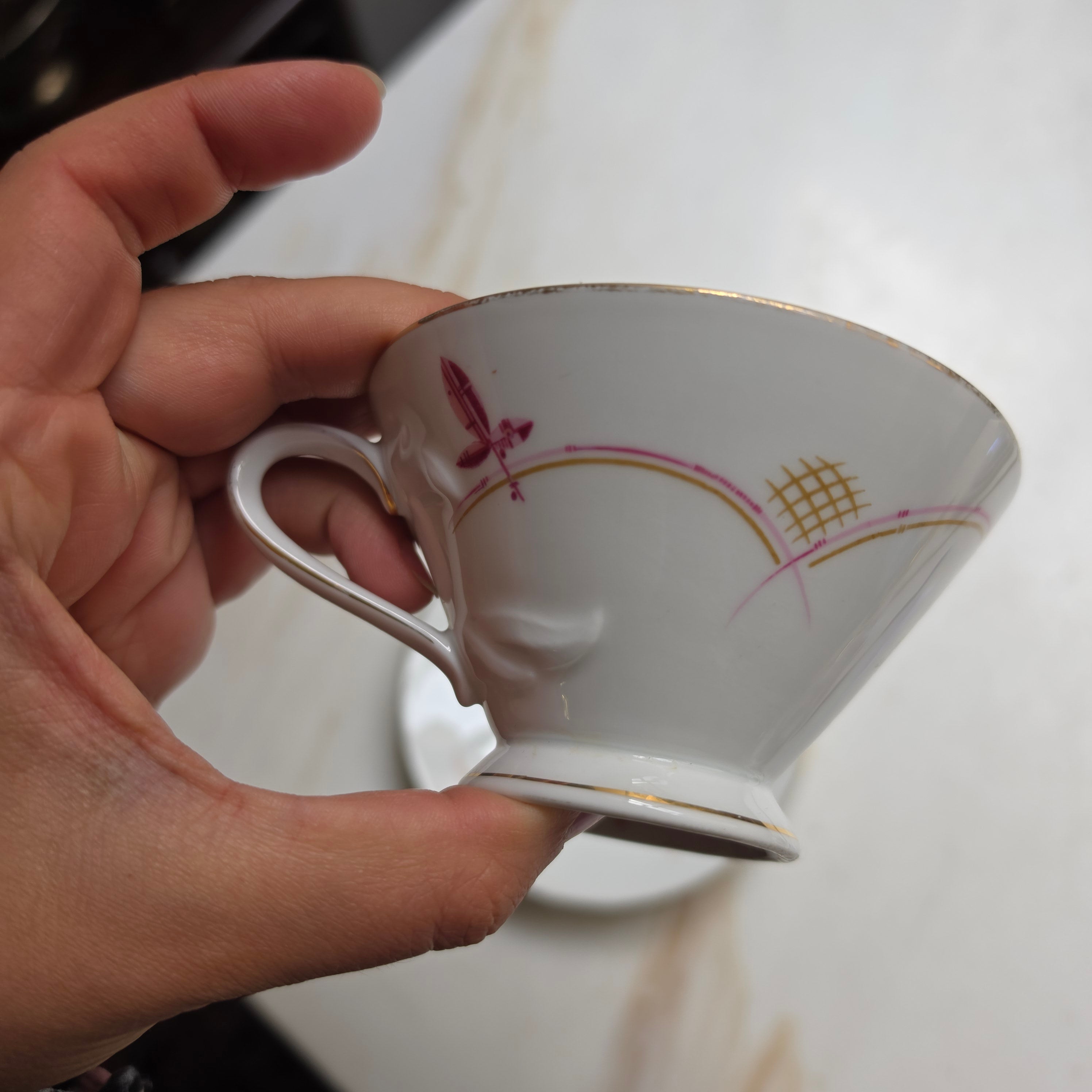 Vintage Porzellan-Tasse mit Untertasse – Beerenrosa & Golddekor - Mid-Century Elegant