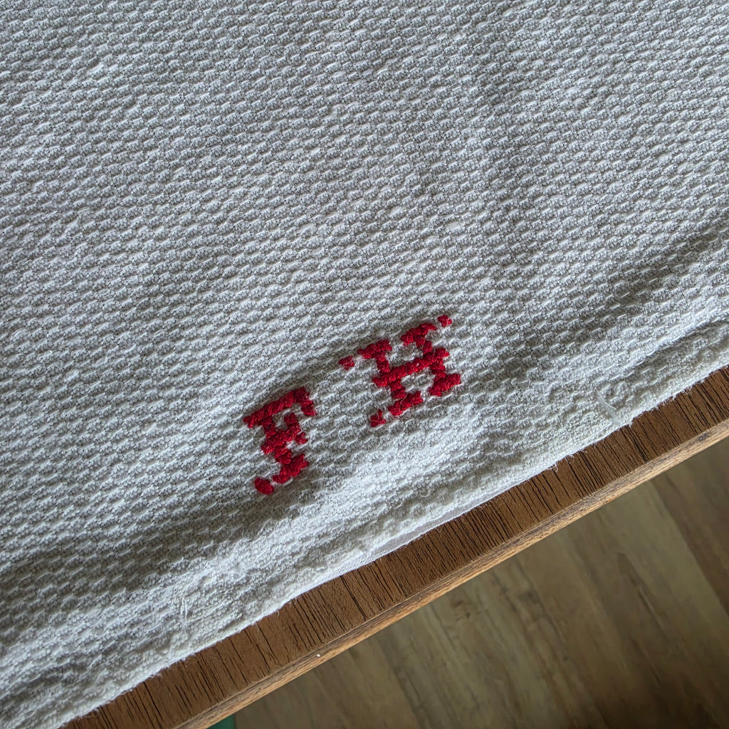 Vintage Tischläufer / Mangeltuch mit roter Einwebung & Monogramm "FH" - 47x117cm