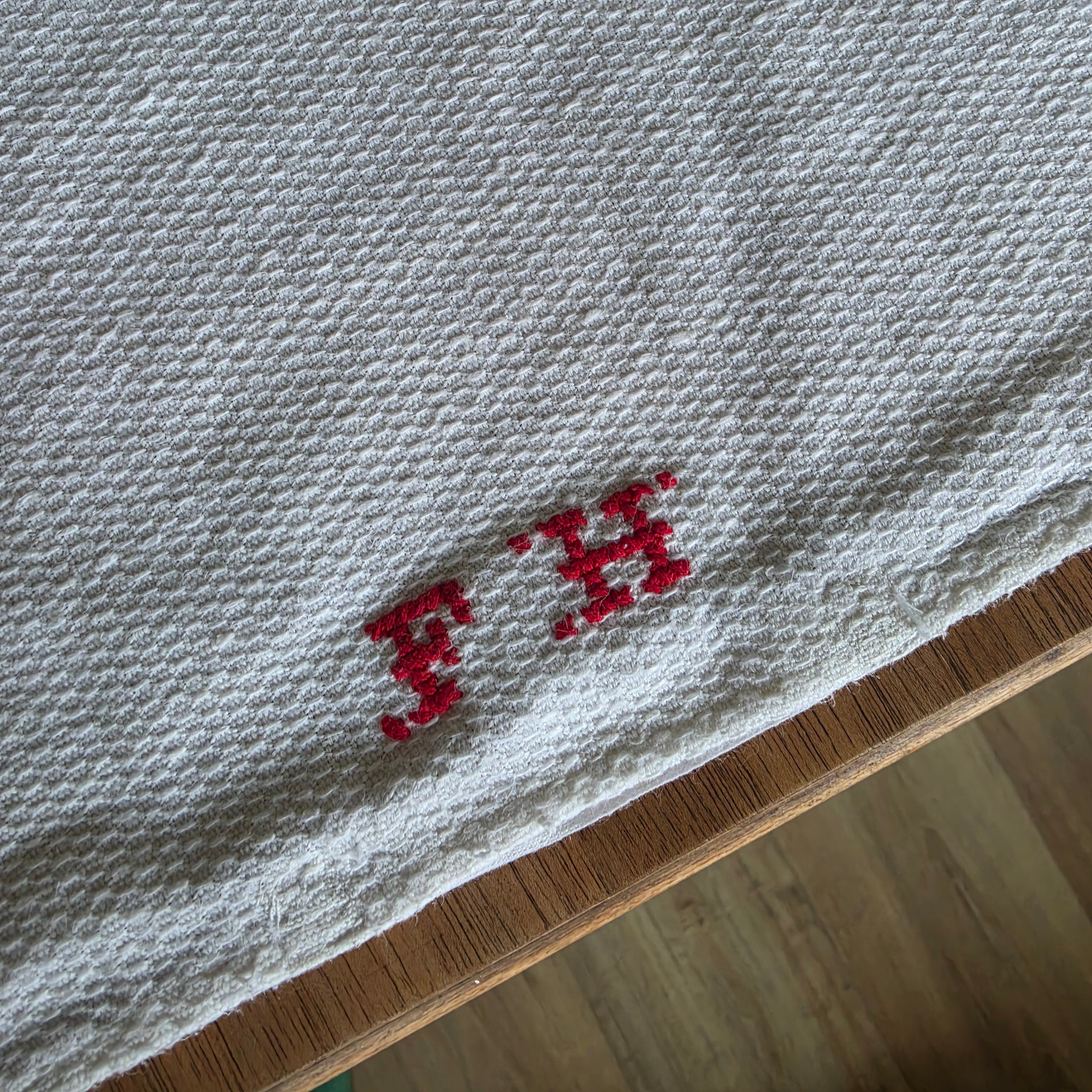 Vintage Tischläufer / Mangeltuch mit roter Einwebung & Monogramm "FH" - 47x117cm