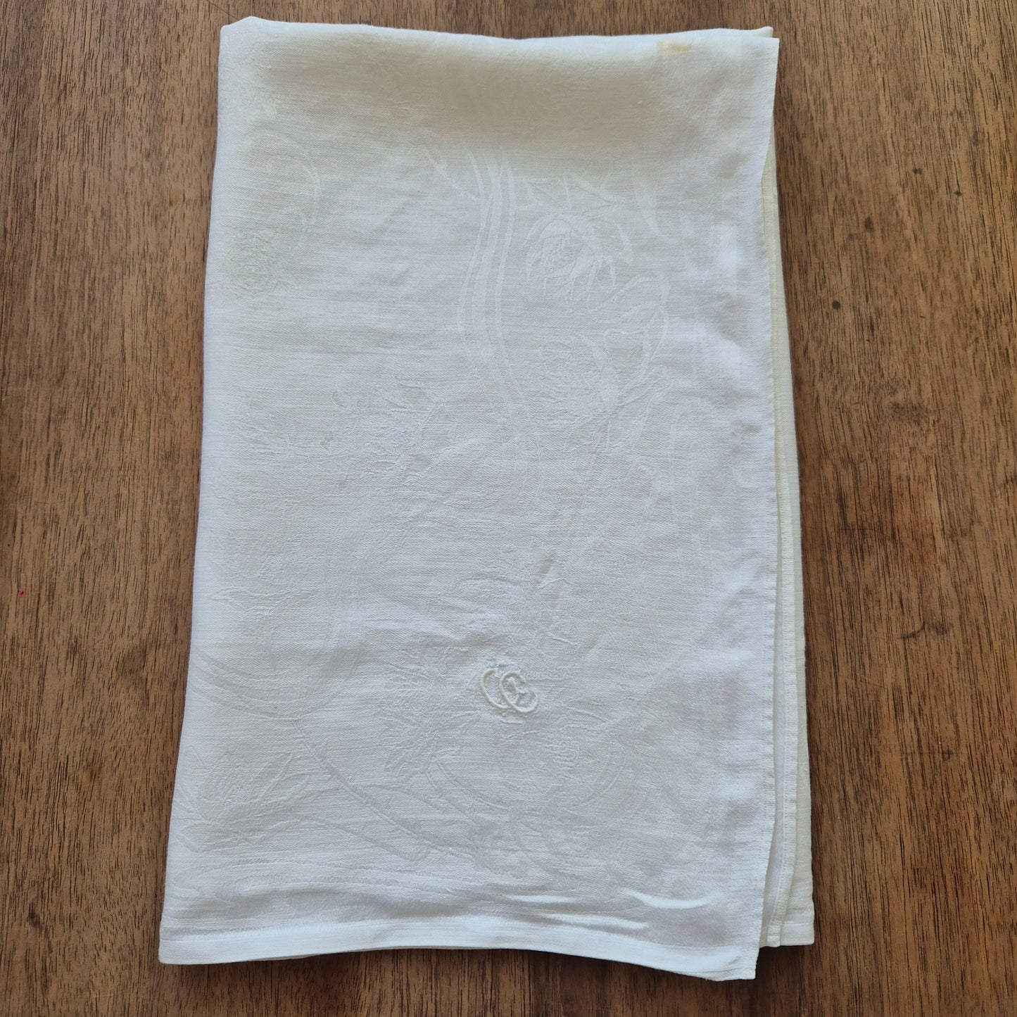 Antike Jugendstil Serviette/Mitteldecke weiß 64x64cm Damast Blumen Stockflecken Monogramm G.C.