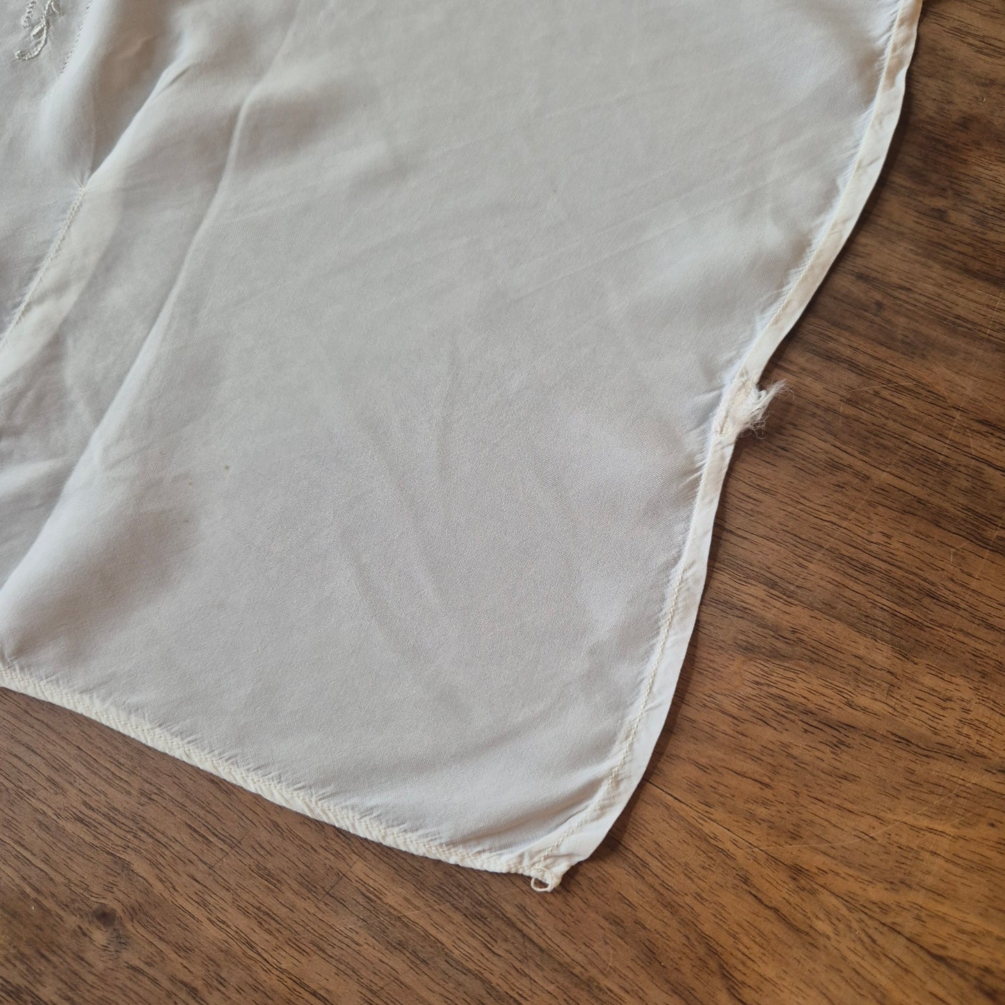 Unvollendete Näharbeit aus den 70er Jahren Weste Taille Kleid weiß Stoffrest