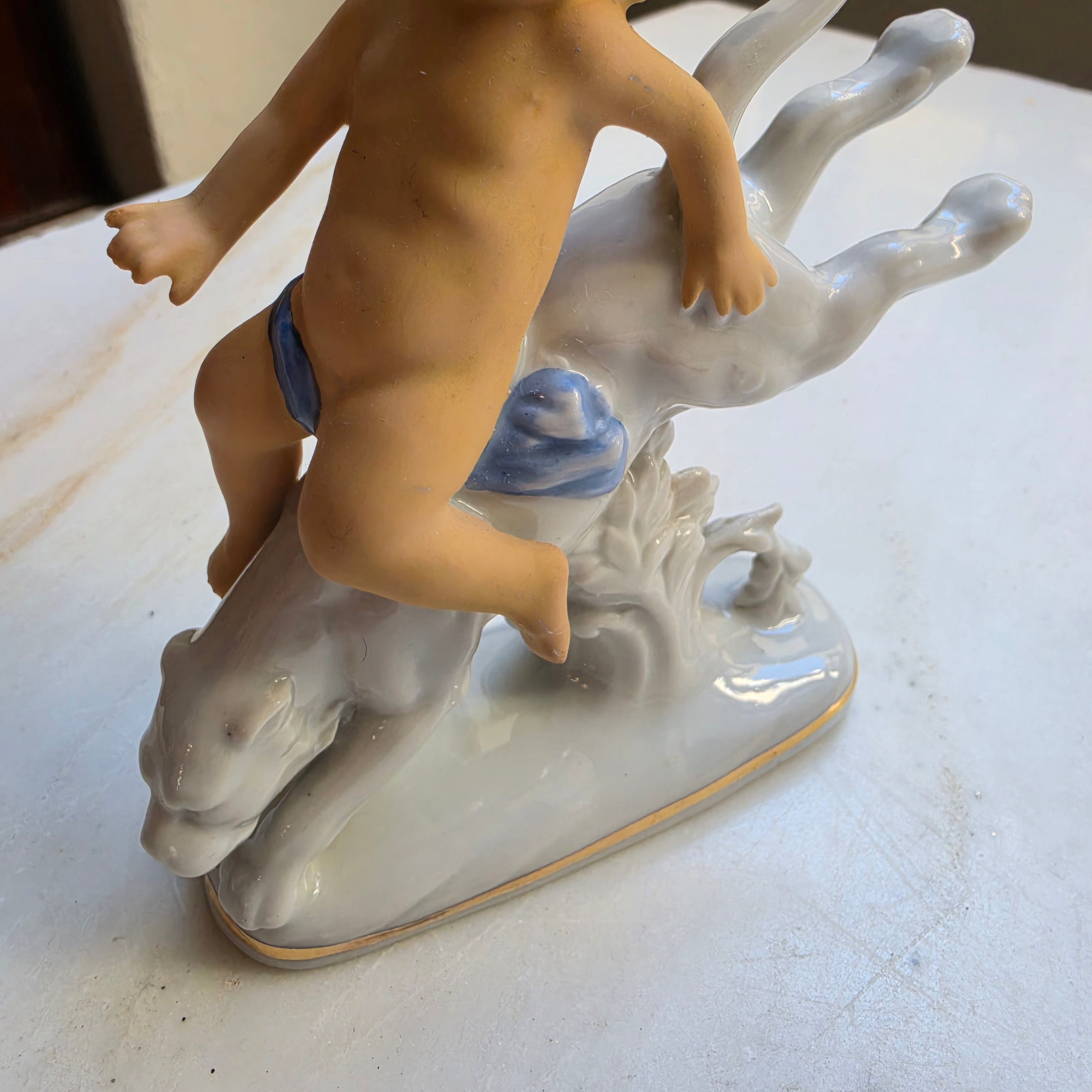 Antike handbemalte Putto auf Raubtier Panther Figur Porzellan