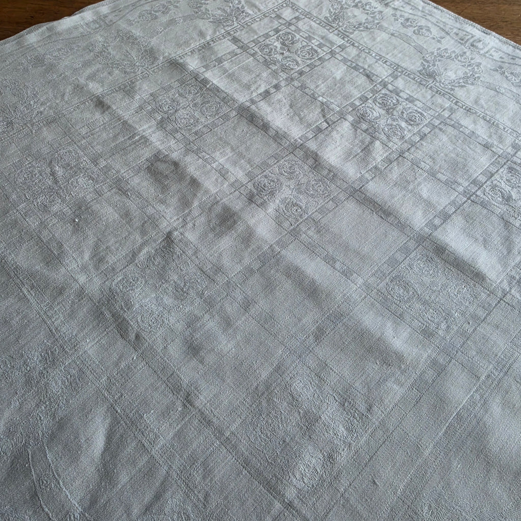 Vintage Damast-Mitteldecke / Prachtserviette mit Rosen-Jacquard & Handmonogramm „GK“ - 60x60cm
