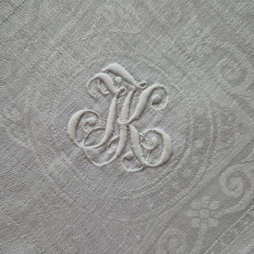 Antike Serviette / Mitteldecke Damast quadratisch weiß Baumwolle 70x72cm (Flecken) Monogramm I.K. oder J.K. ♡