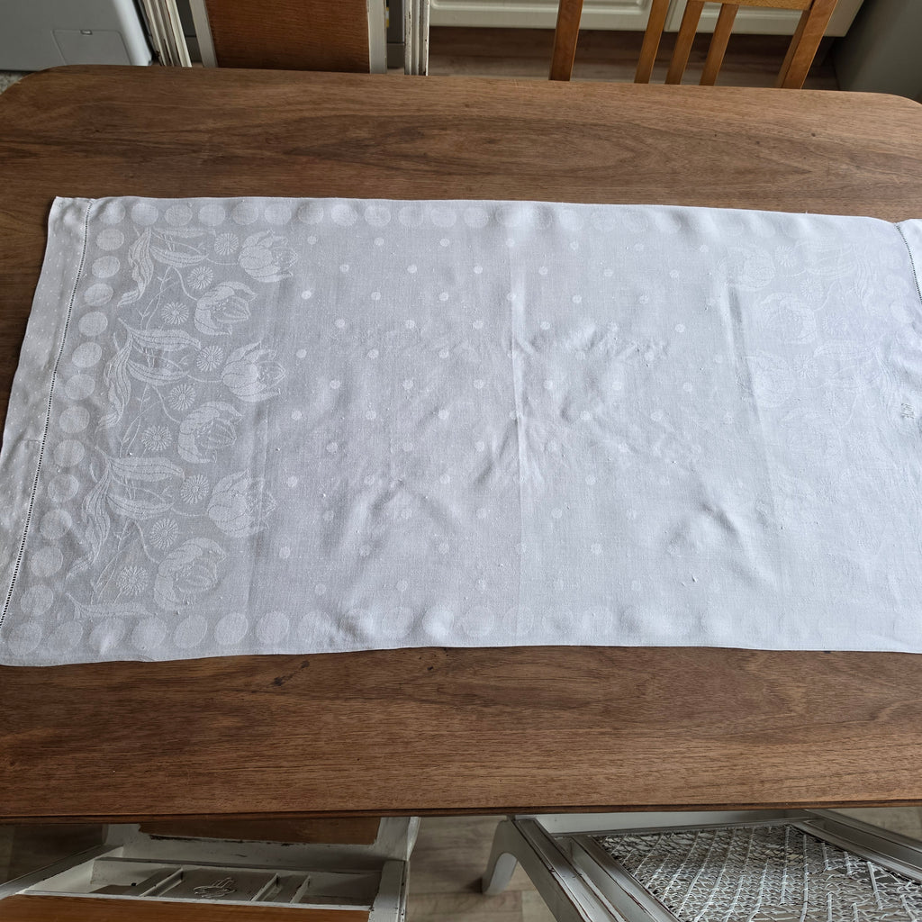 Vintage Damast-Tischläufer / Paradehandtuch mit Jugendstil-Tulpenmuster & Monogramm „H.W.“