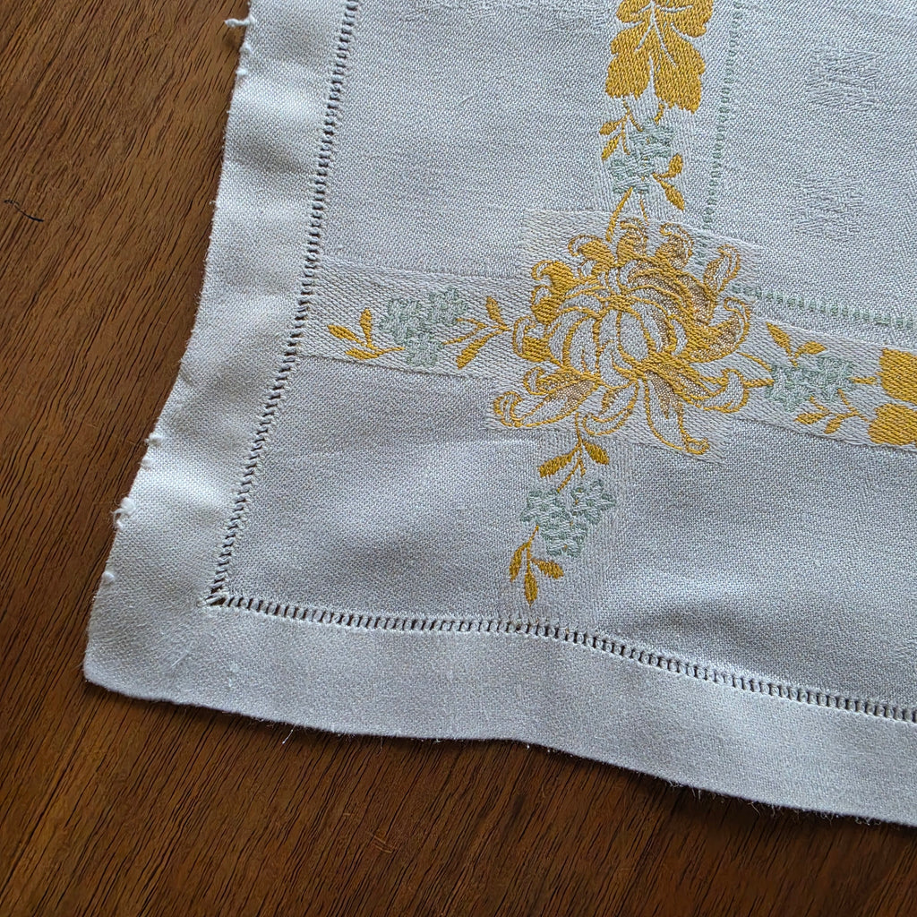 Elegante Vintage-Stoffserviette Zierdeckchen mit floraler Stickerei - Monogramm E.B.