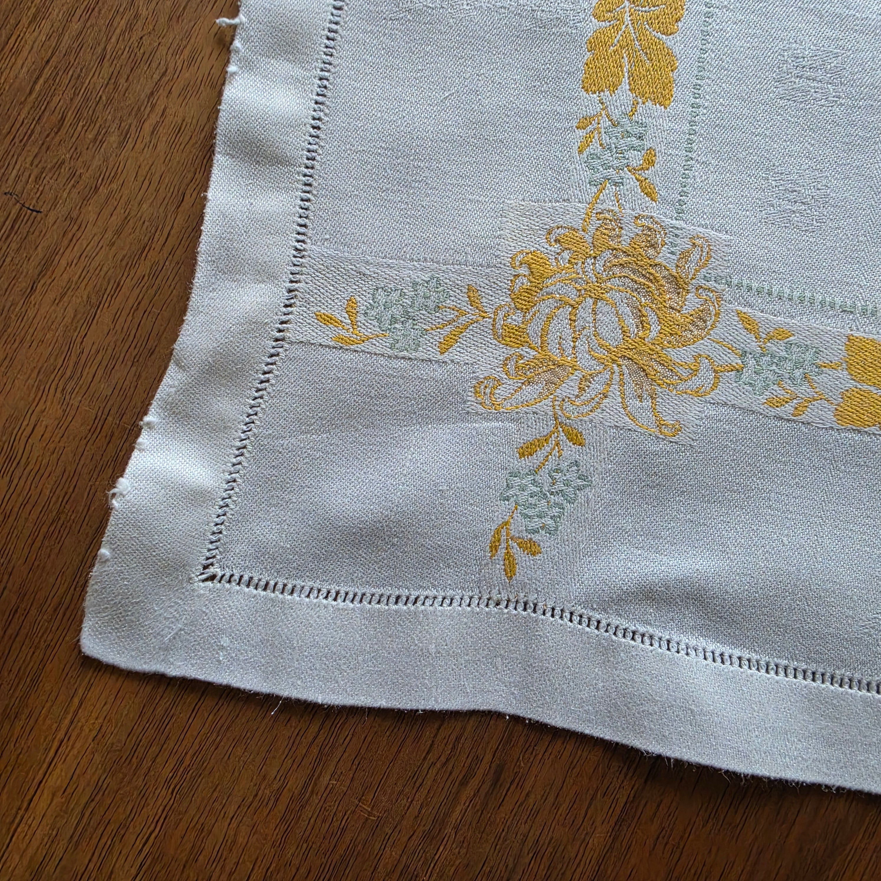 Elegante Vintage-Stoffserviette Zierdeckchen mit floraler Stickerei - Monogramm E.B.