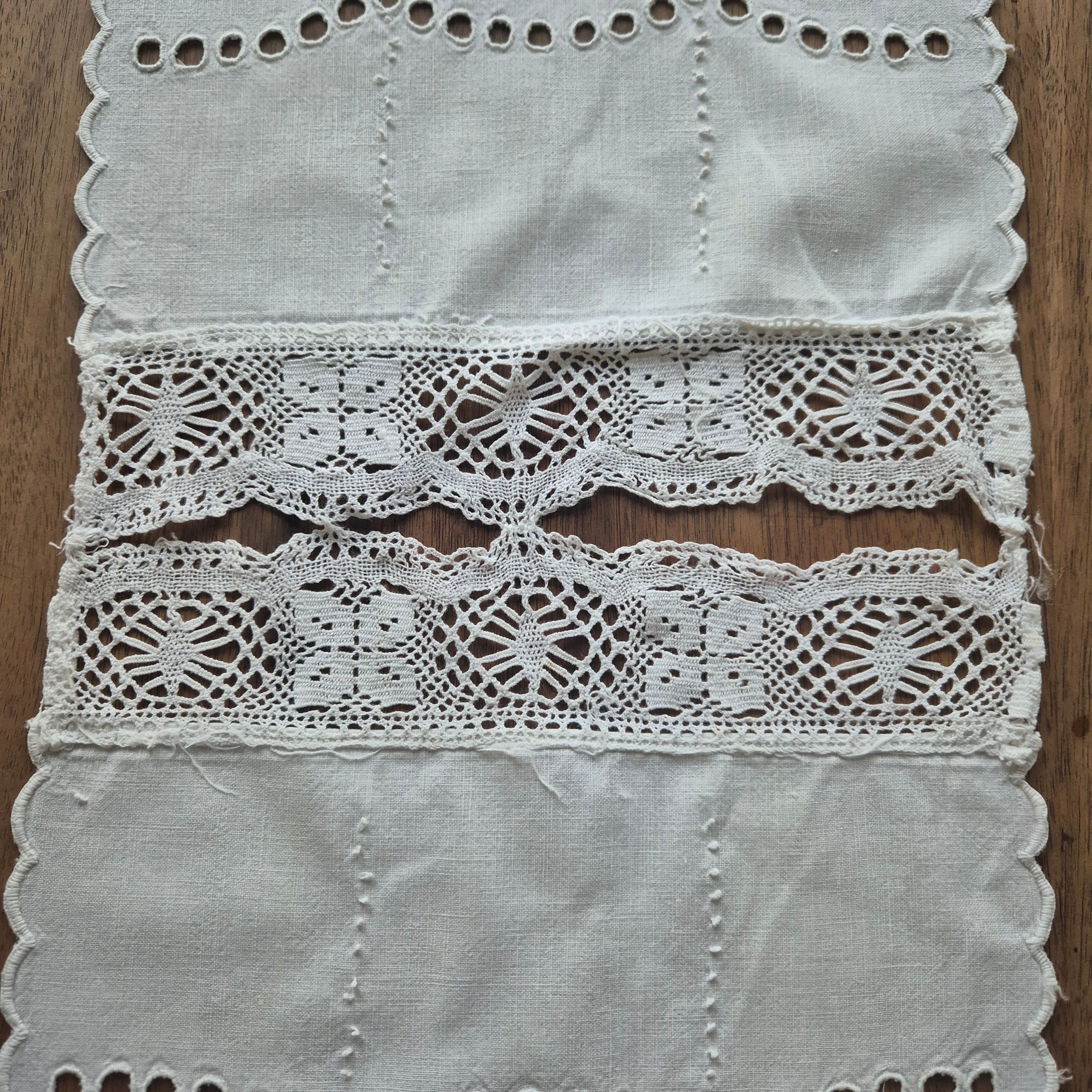 Antikes französisches kleines Deckchen Wimpel weiß Baumwolle 80x26cm
