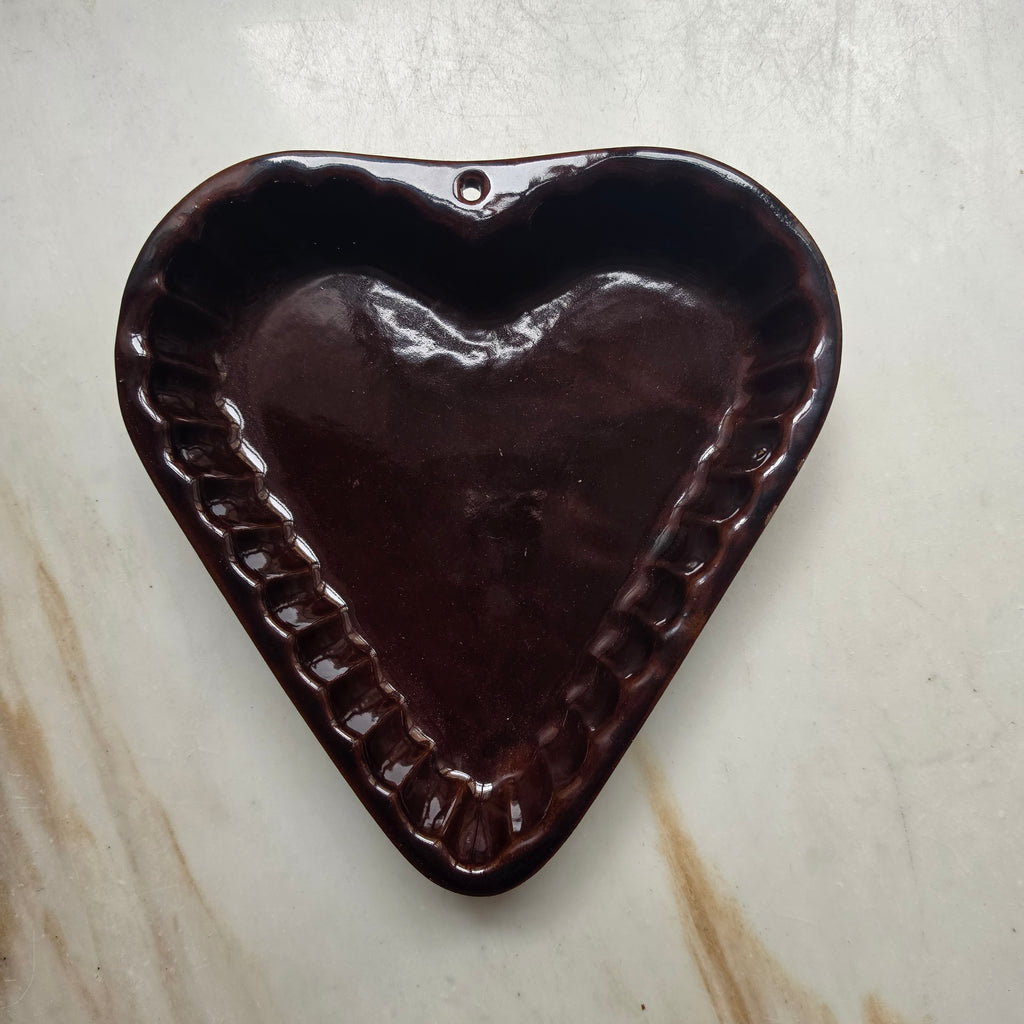 Vintage Keramik-Backform - Wandform in Herzform – Braune Glasur mit Blütendekor (W. Germany)
