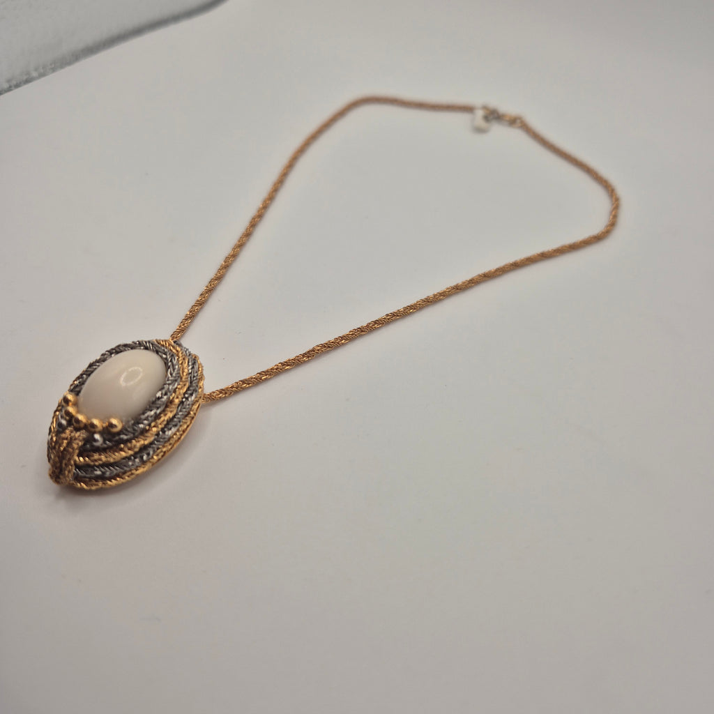 Vintage Halskette mit Anhänger edel Unikat Handmade 80er Jahre gold cremeweiß