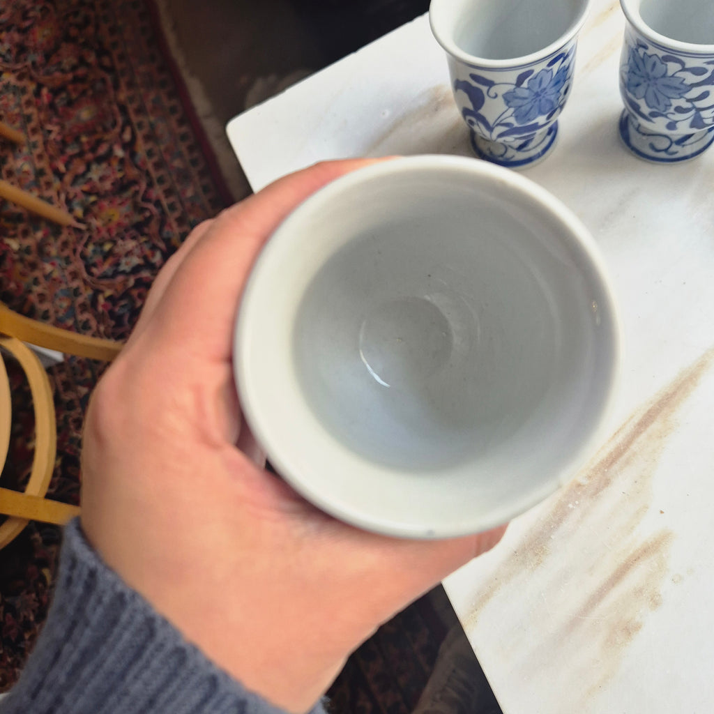 1x Antiker handbemalter Milchbecher blau weiß Porzellan ohne Henkel
