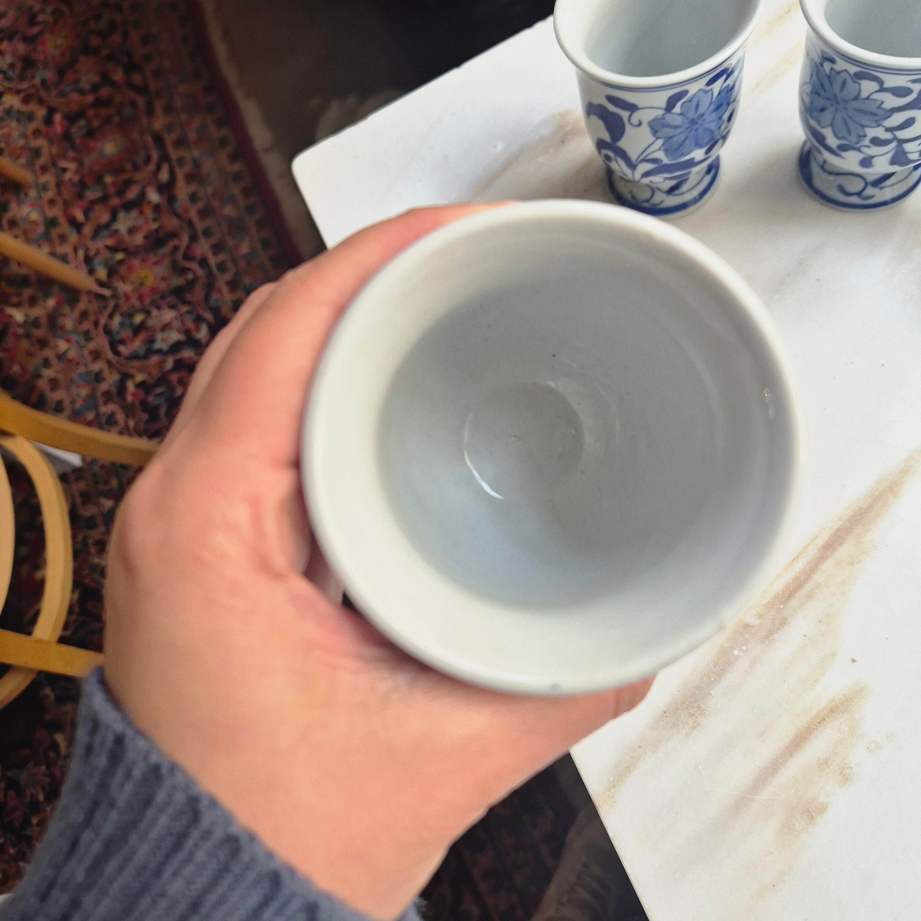 1x Antiker handbemalter Milchbecher blau weiß Porzellan ohne Henkel