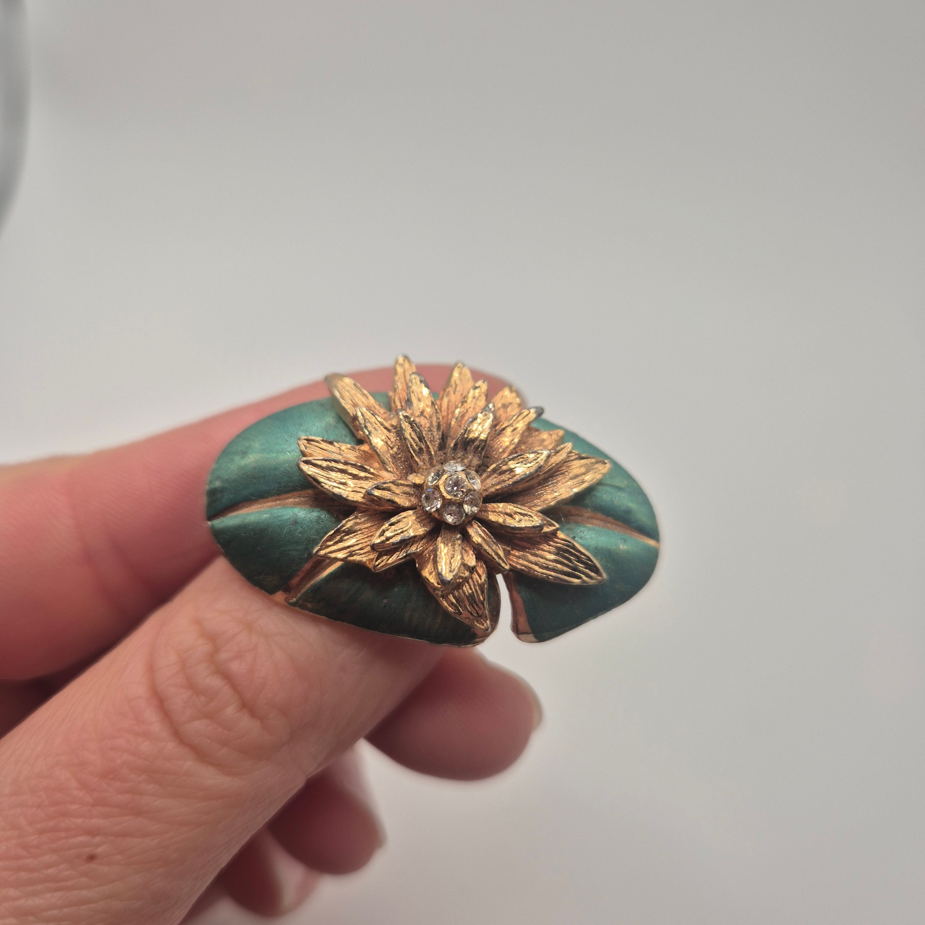 Vintage Seerosen-Brosche mit echter Patina – Gold/Grün