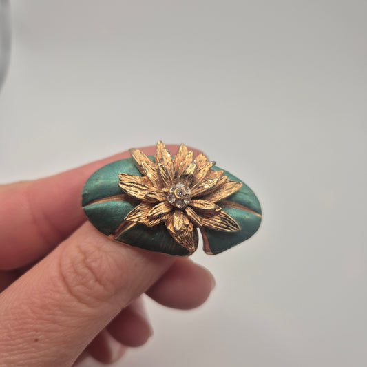 Vintage Seerosen-Brosche mit echter Patina – Gold/Grün