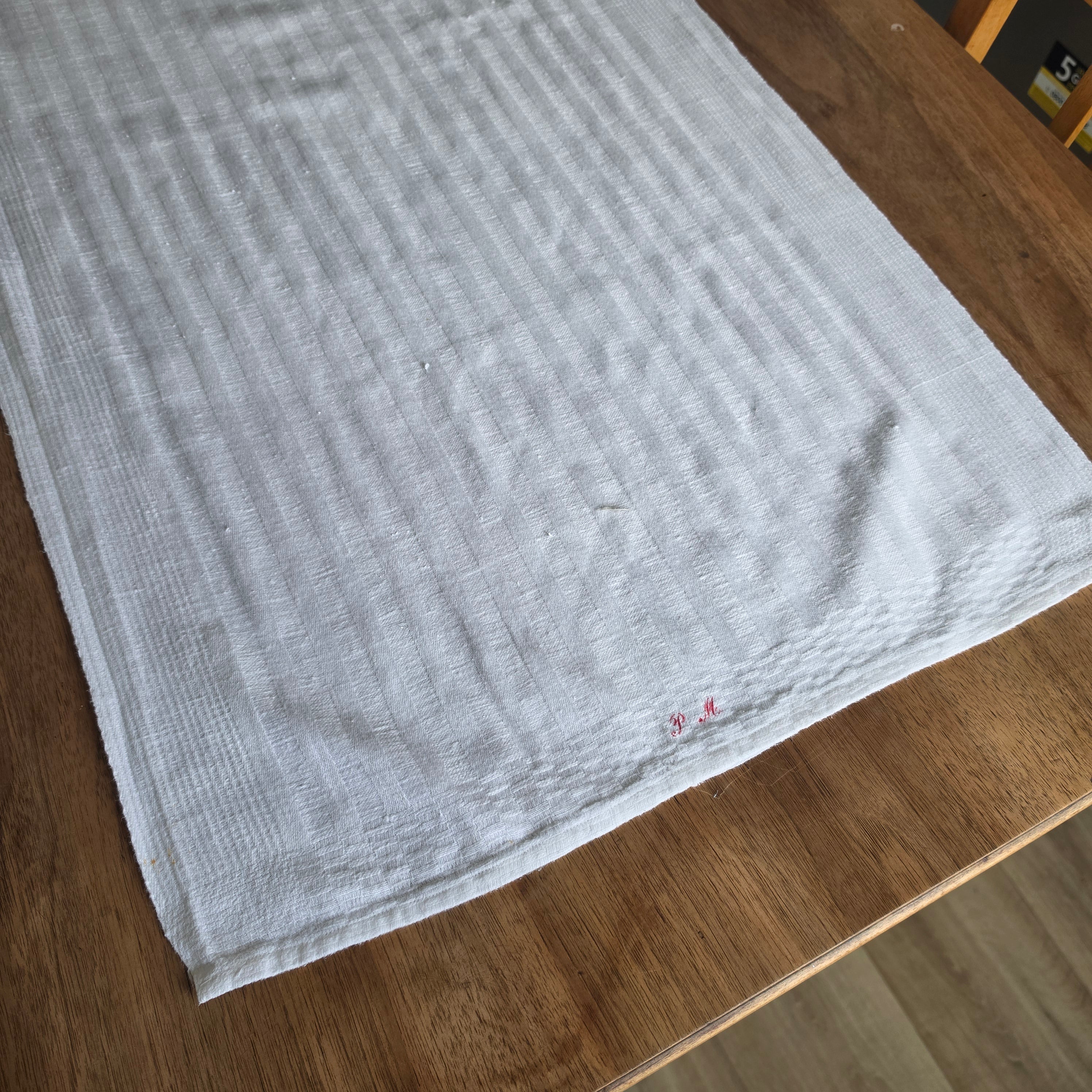 Vintage Leinen-Küchentuch mit rotem Monogramm "P M" - 50x100cm