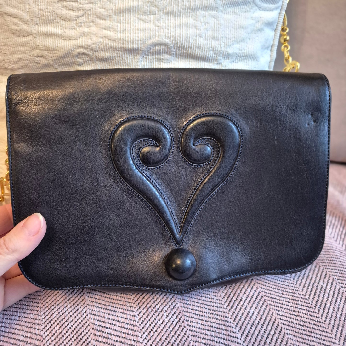 Vintage Moschino schwarze Schultertasche mit Herz 90er Jahre