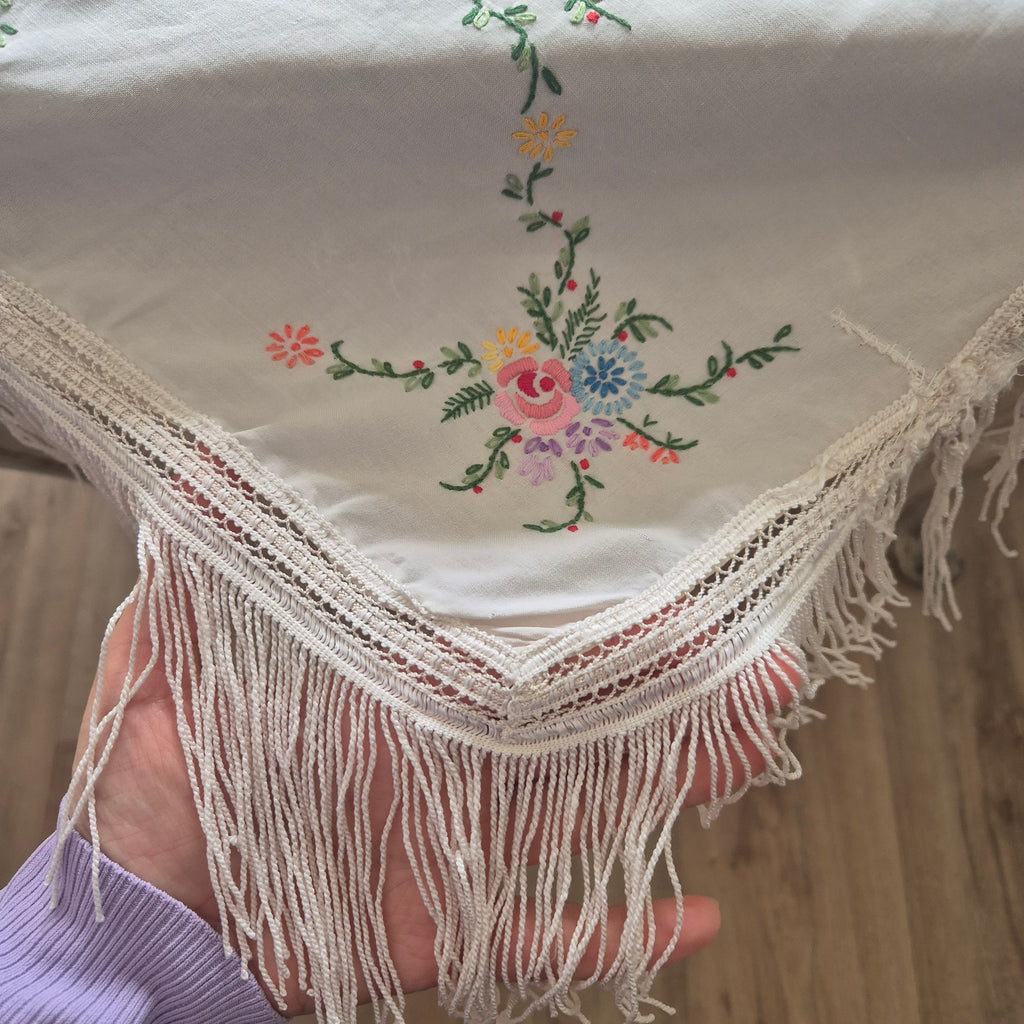 Deutsches Klaviertuch Schultertuch Vintage Antik 1950er bestickt mit Blumen Klavierschal 110x115cm weiß 🤍
