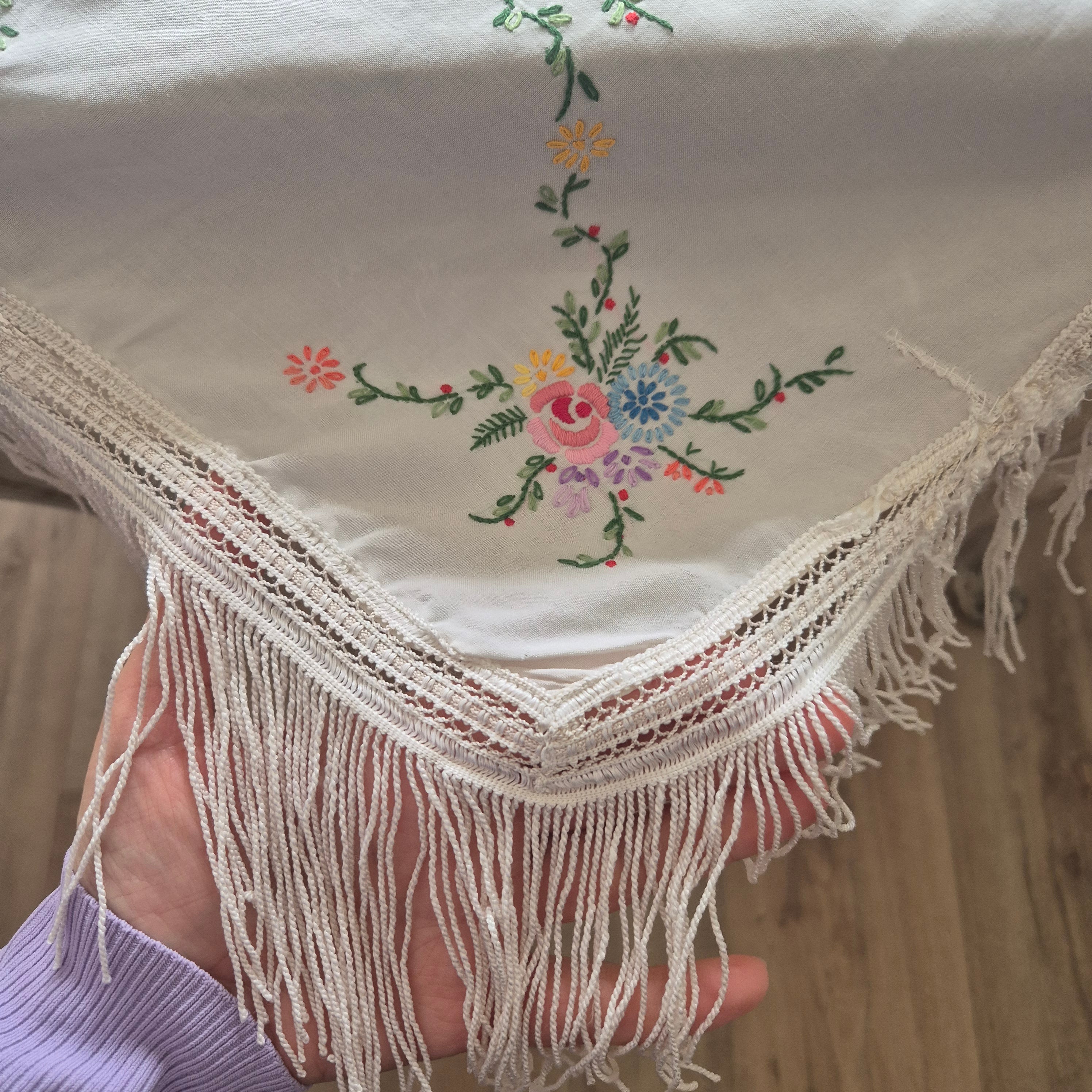 Deutsches Klaviertuch Schultertuch Vintage Antik 1950er bestickt mit Blumen Klavierschal 110x115cm weiß 🤍