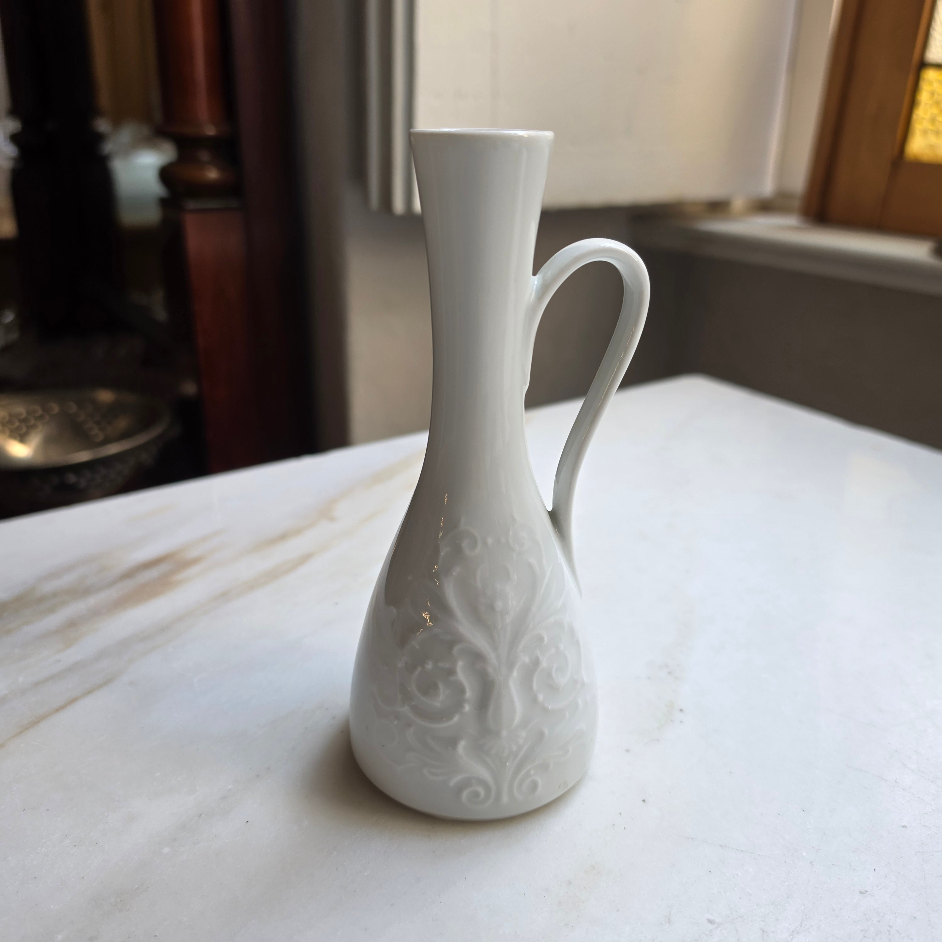 Vintage KPM Royal Porzellan Bavaria Miniatur-Vase / Krug mit Relief, Weiß