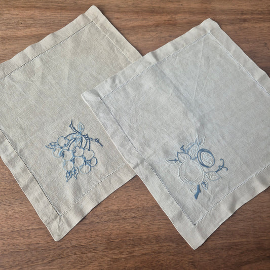 2x Antike Stofftaschentücher Servietten beige bestickt Obst Leinen 30x30cm