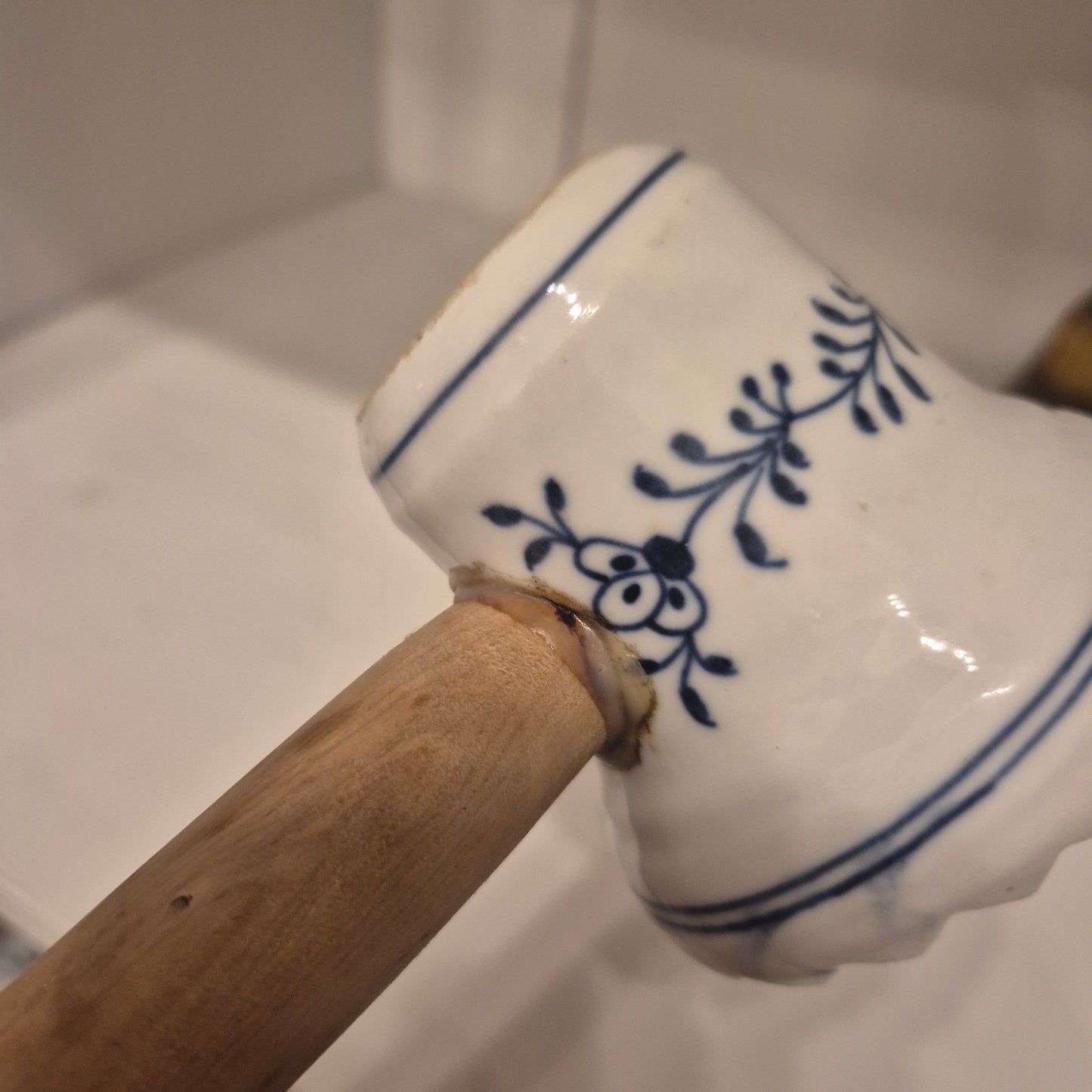 Antiker Fleischhammer Porzellan Holzgriff Blau Weiß Zwiebelmuster Küchendeko