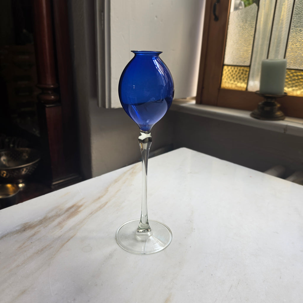 Elegante Mundgeblasene Solitär-Vase aus Kobaltblauem Glas mit Langem Stiel