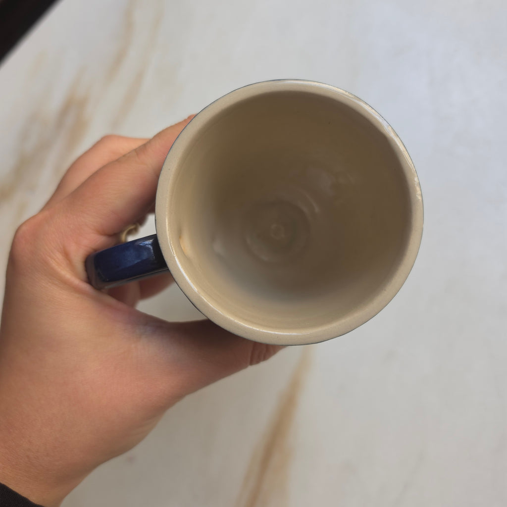 Handgemachte Keramiktasse mit Fuß & Punktemuster – Blau/Beige