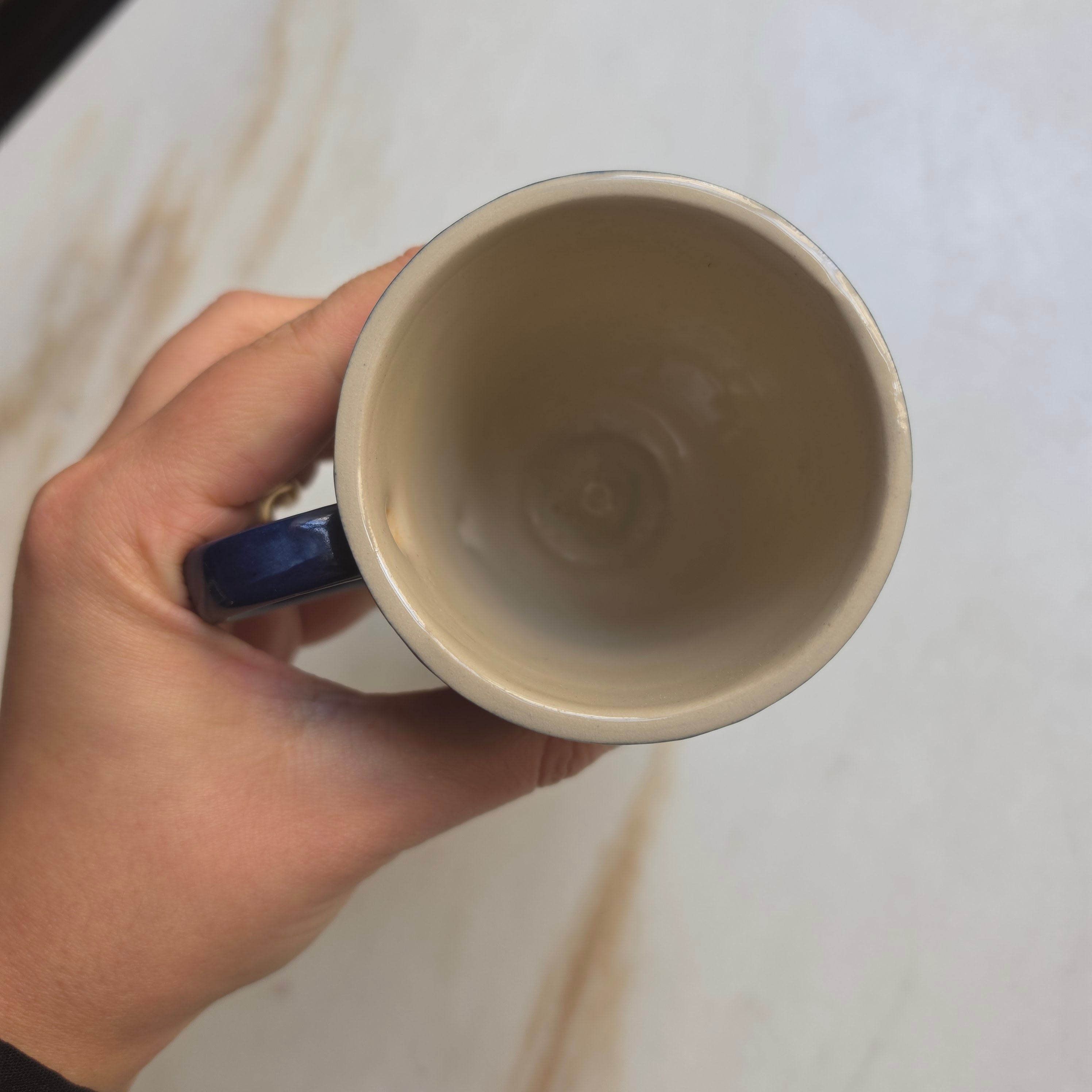 Handgemachte Keramiktasse mit Fuß & Punktemuster – Blau/Beige