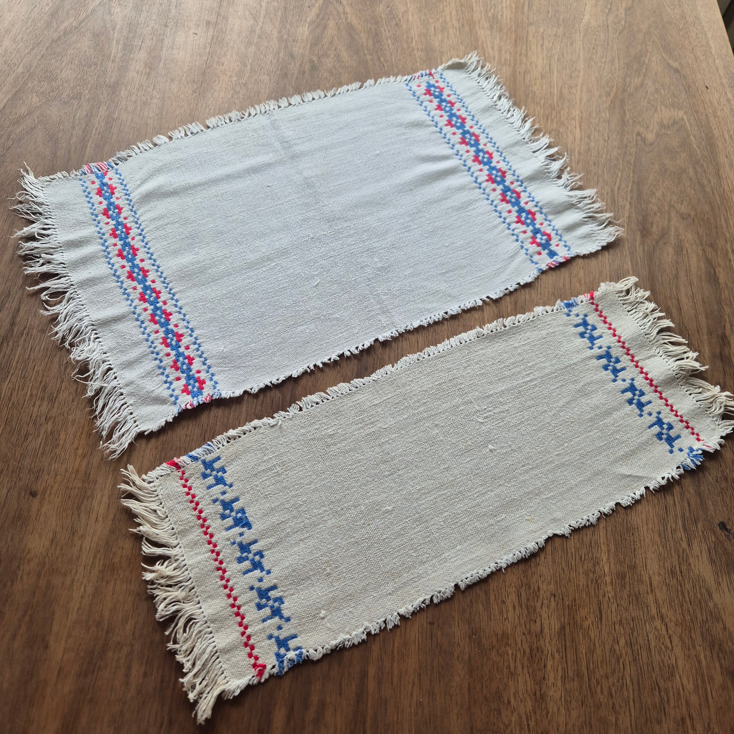 2x Antike kleine Tischdecken Deckchen blau weiß rot traditionell Platzdecke 30x45cm &  45x18cm