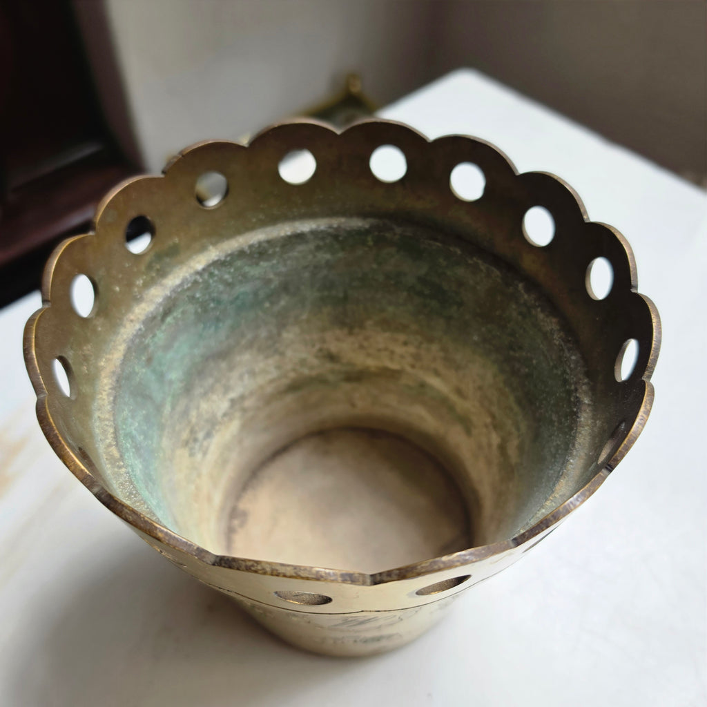 Antiker Messing-Übertopf / Jardinière – Biedermeier-Stil – mit Monogramm W.
