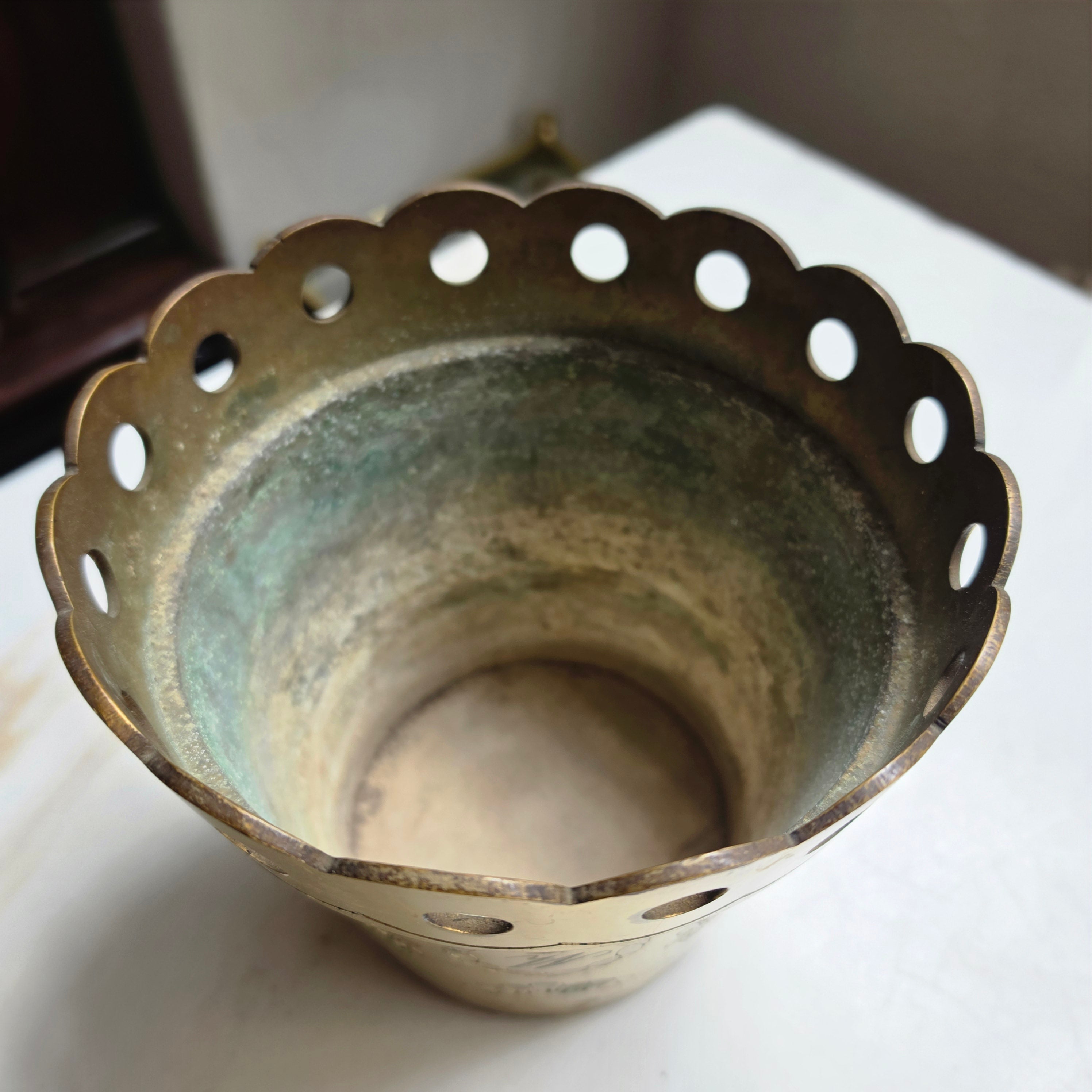 Antiker Messing-Übertopf / Jardinière – Biedermeier-Stil – mit Monogramm W.