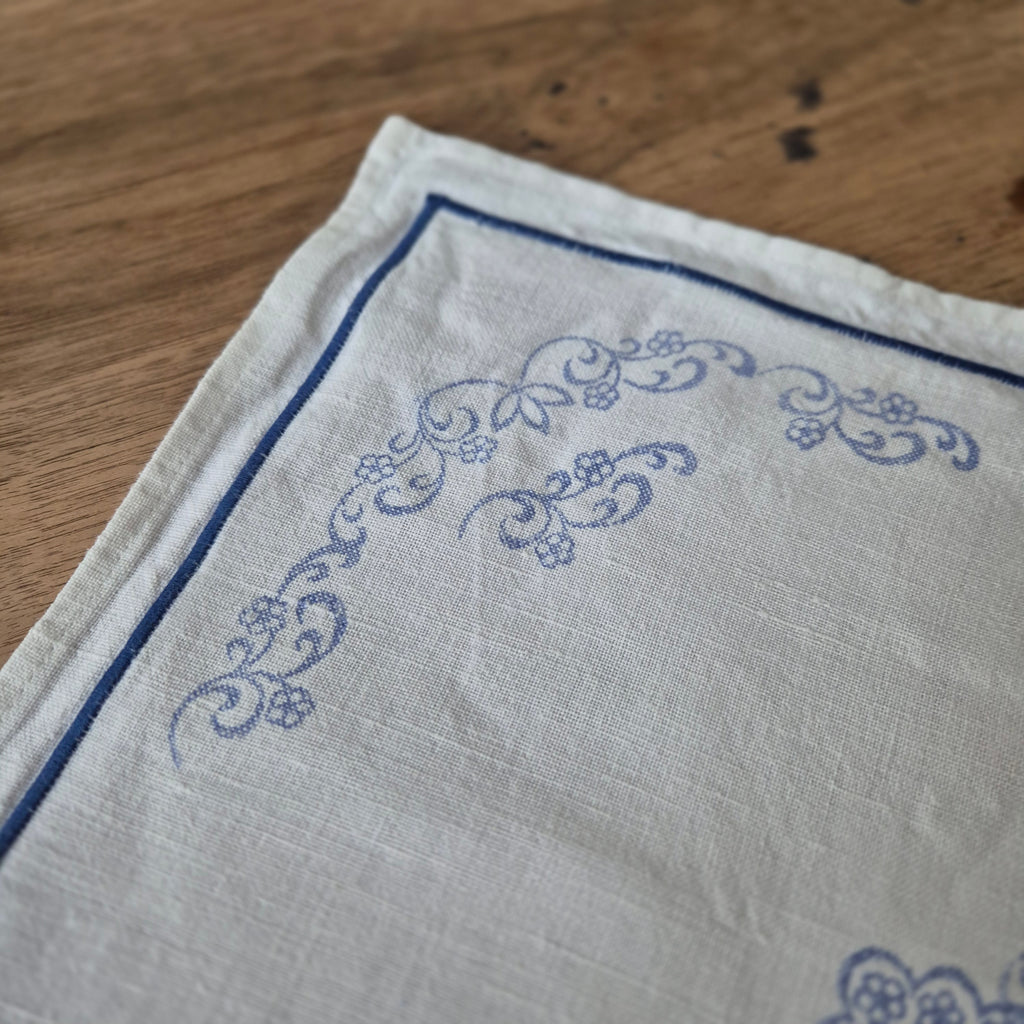 Kleine antike Mitteldecke  bedruckt oder zum besticken blau weiß