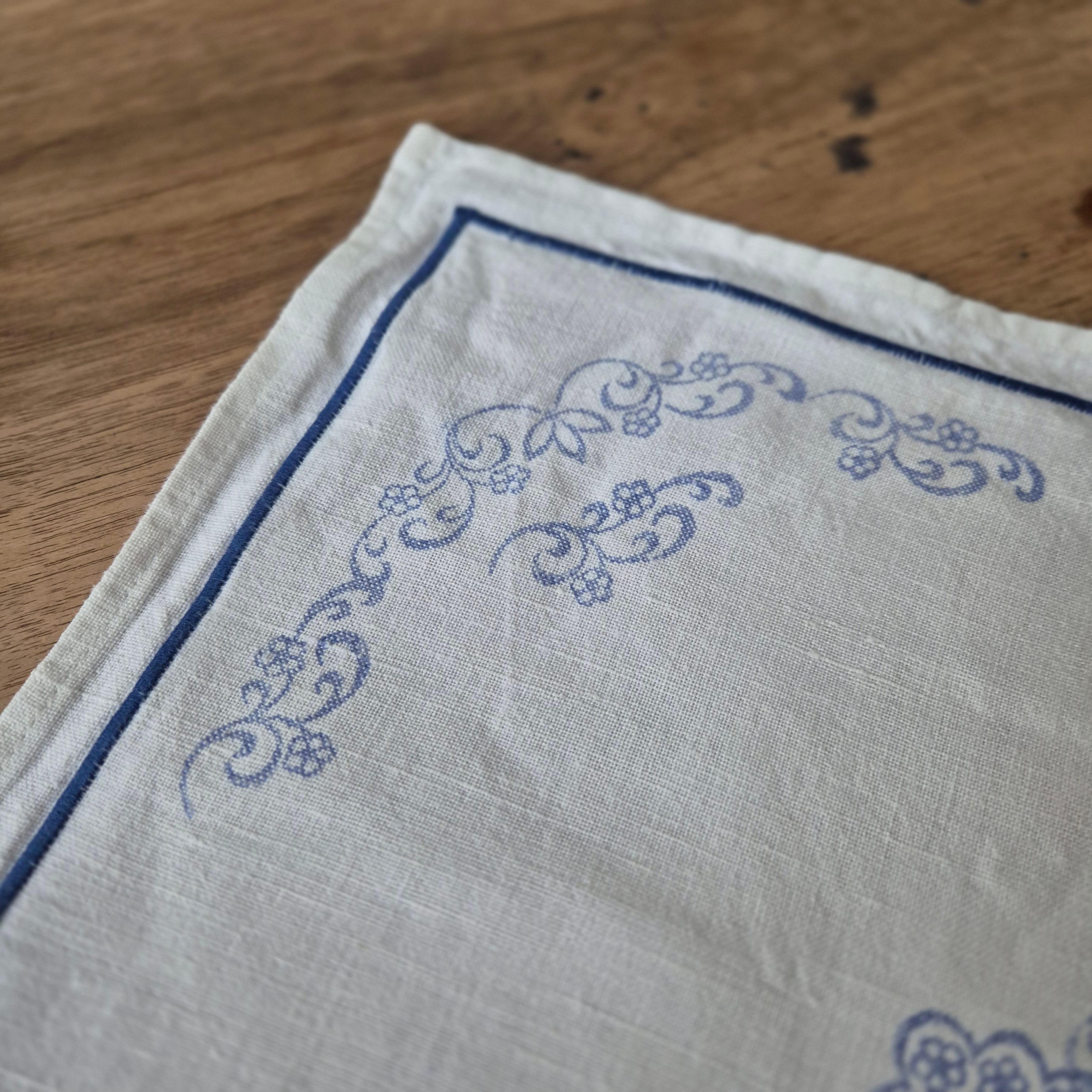 Kleine antike Mitteldecke  bedruckt oder zum besticken blau weiß