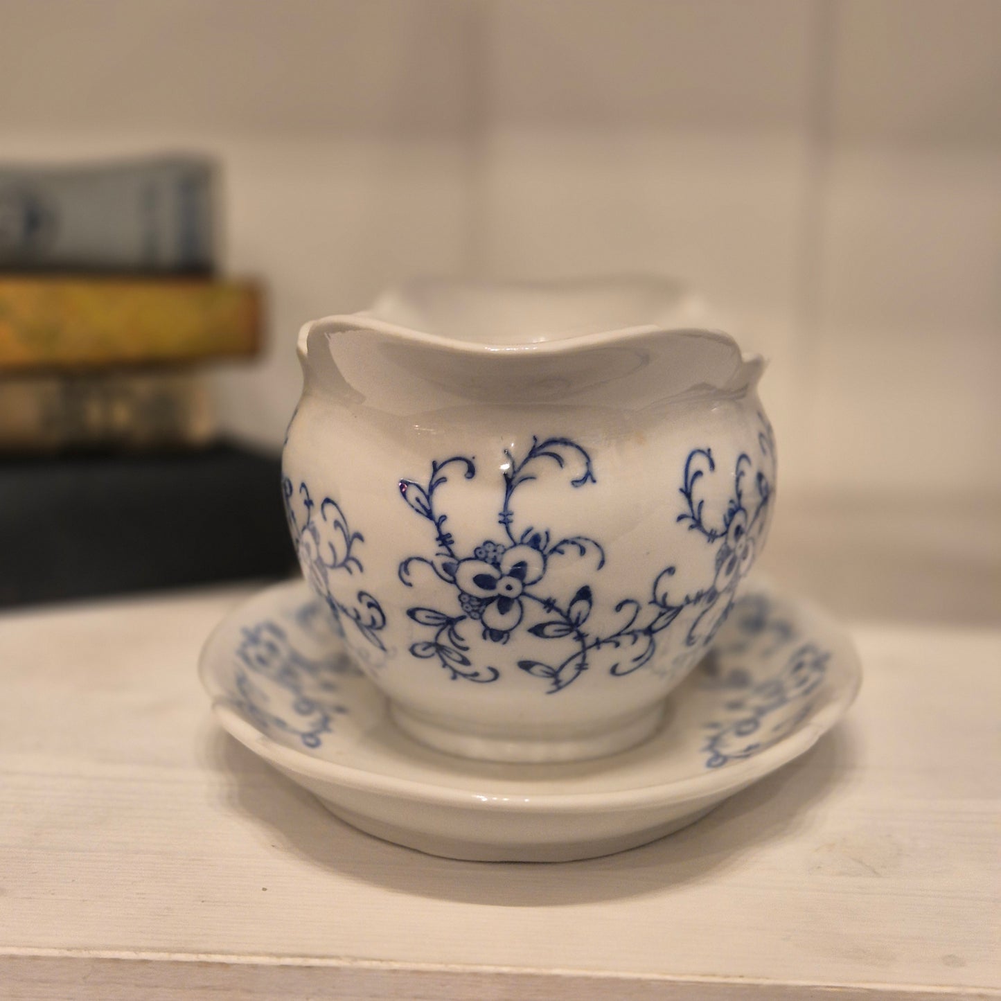 Antike Sauciere blau weiß mit festem Unterteller Porzellan Kalk in Eisenberg/Thüringen