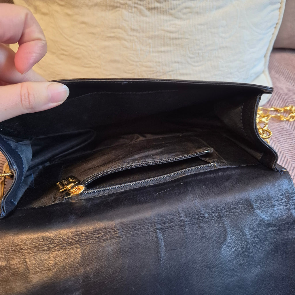 Vintage Moschino schwarze Schultertasche mit Herz 90er Jahre