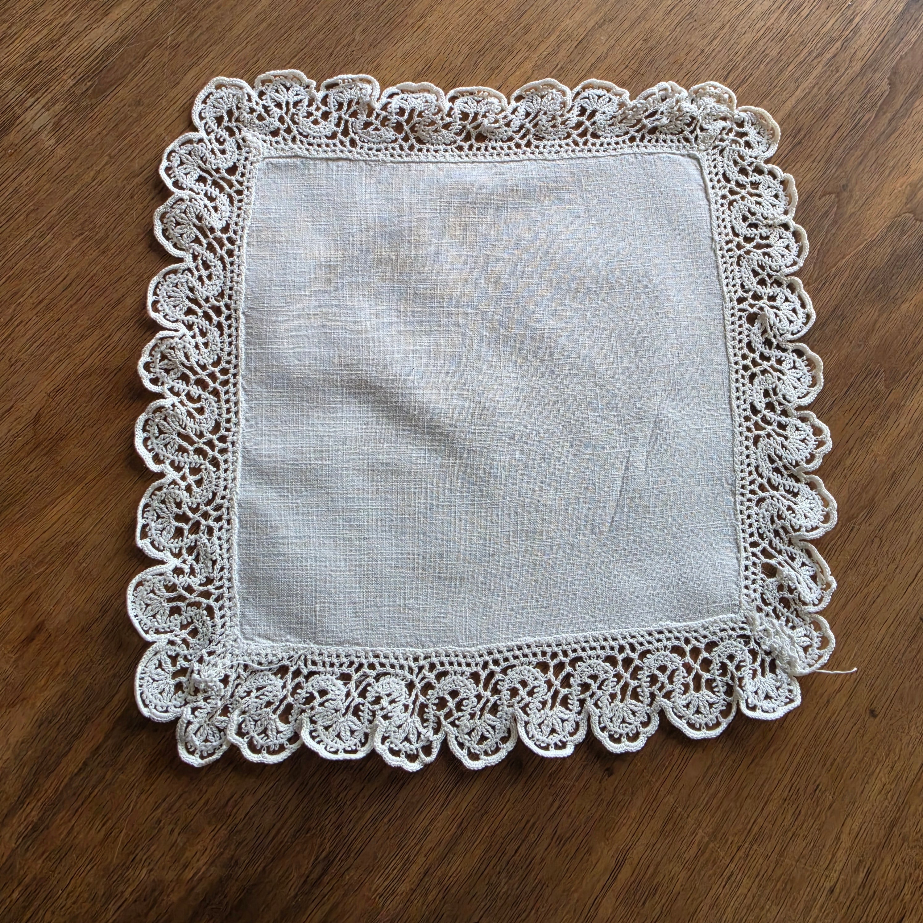 Edles Vintage-Linnendeckchen mit handgehäkelter Spitzenkante – Quadratisches Doily / Tischelement in Naturweiß